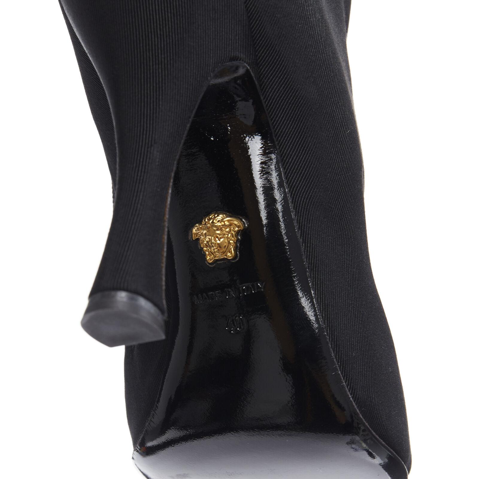 Neuer VERSACE Laufsteg-Stiefel mit schwarzer Kette und Kristallverzierung aus Faltleder EU 40 im Angebot 3