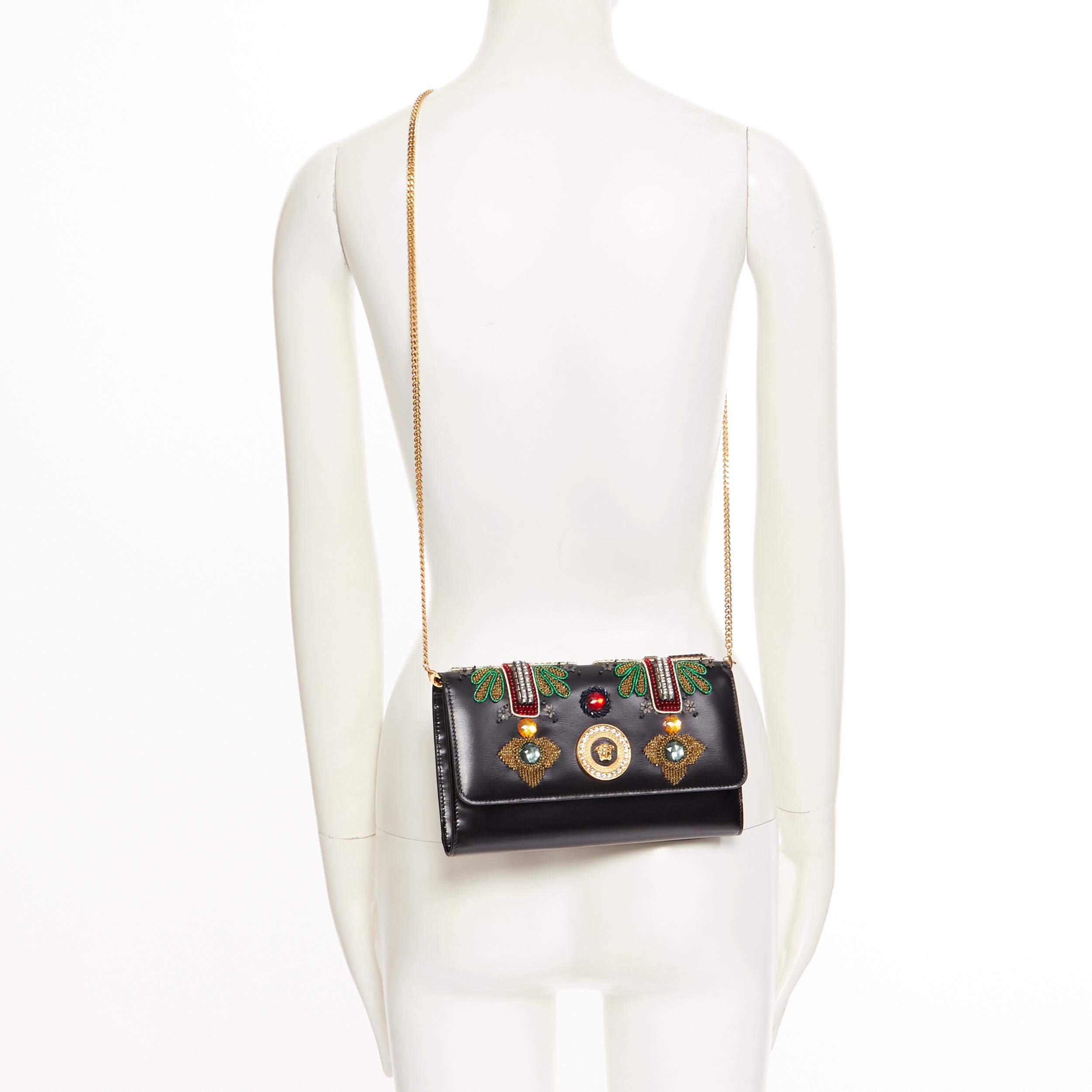 nuevo VERSACE Runway cuero negro Byzantium Cross cartera embellecida en bolso con cadena
Marca: Versace
Diseñadora: Donatella Versace
Colección: Primavera Verano 2018
Nombre del modelo / Estilo: Embrague cruz bizantina
Material: Piel; piel de