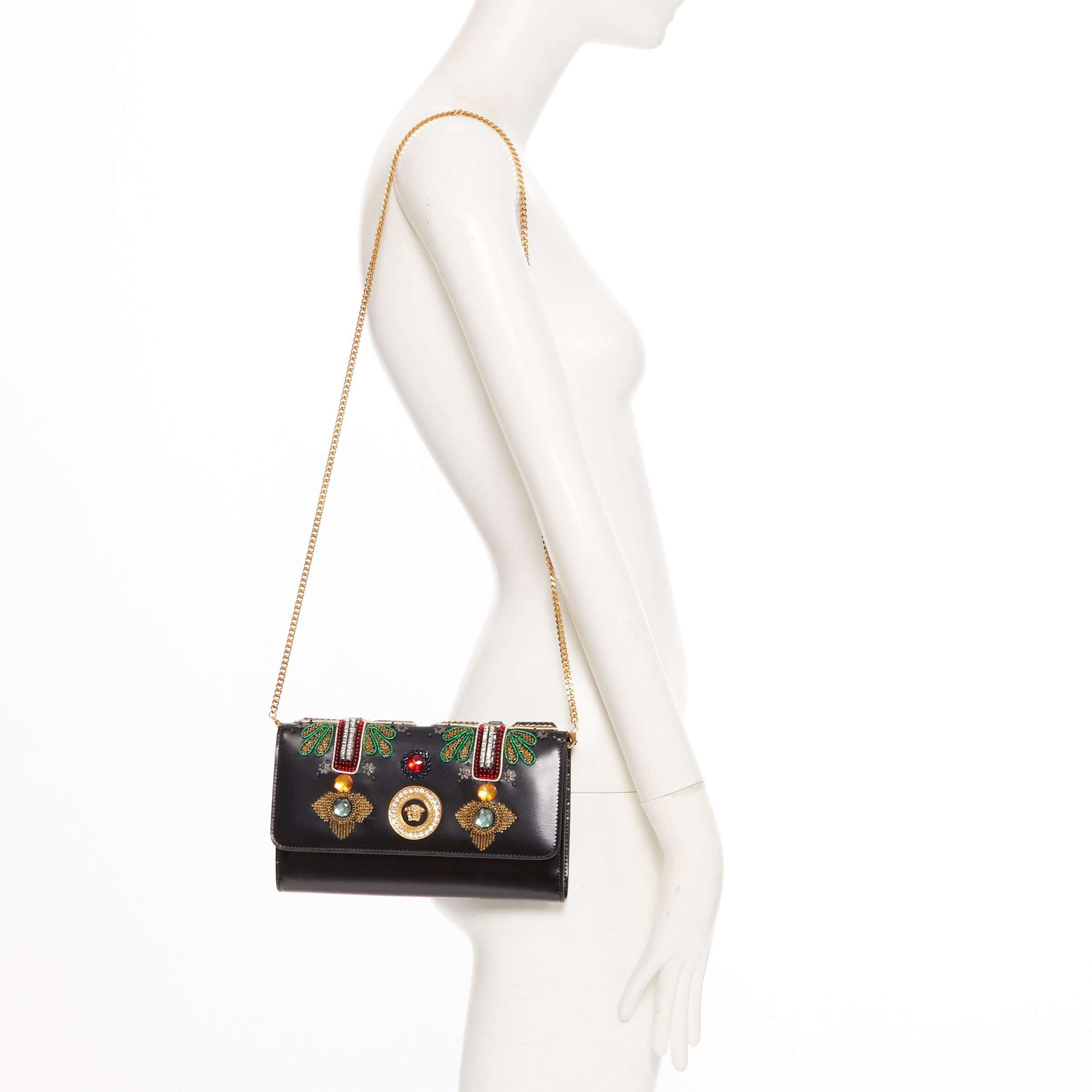 nuovo VERSACE Runway nero in pelle Byzantium Cross con portafoglio impreziosito da catena
Marchio: Versace
Stilista: Donatella Versace
Collezione: Primavera Estate 2018
Nome del modello / Stile: Pochette con croce bizantina
Materiale: Pelle; pelle