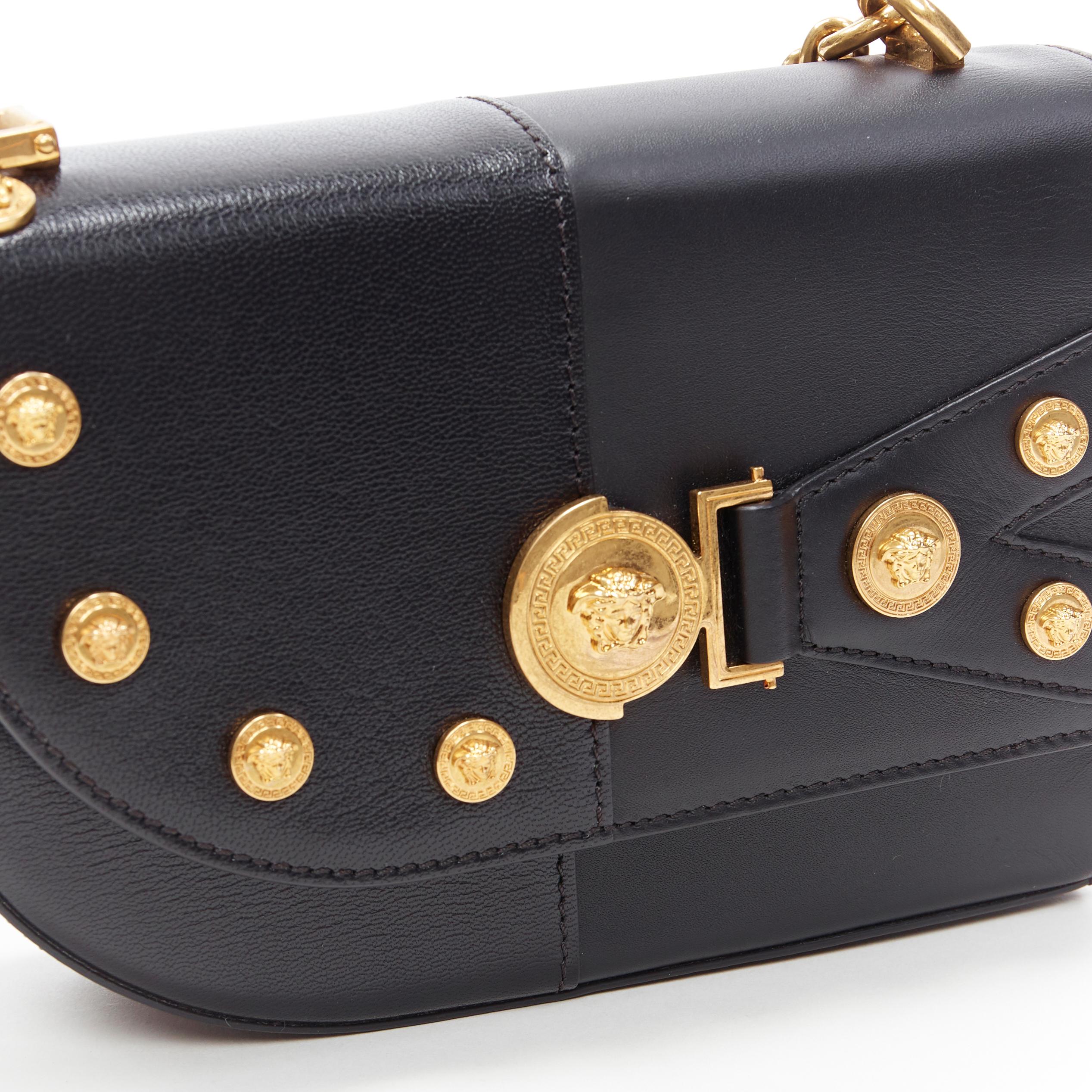 nuovo VERSACE Runway Clash nero oro Medusa borchie bondage borsa a tracolla curva 2