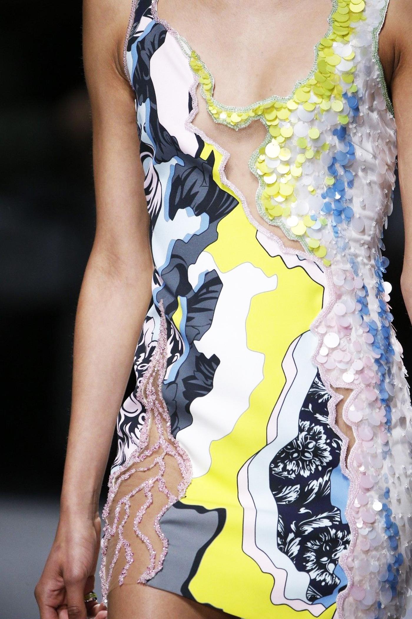 Versace, robe de défilé automne 2016 à découpes et ornements à sequins, 40 en vente 8