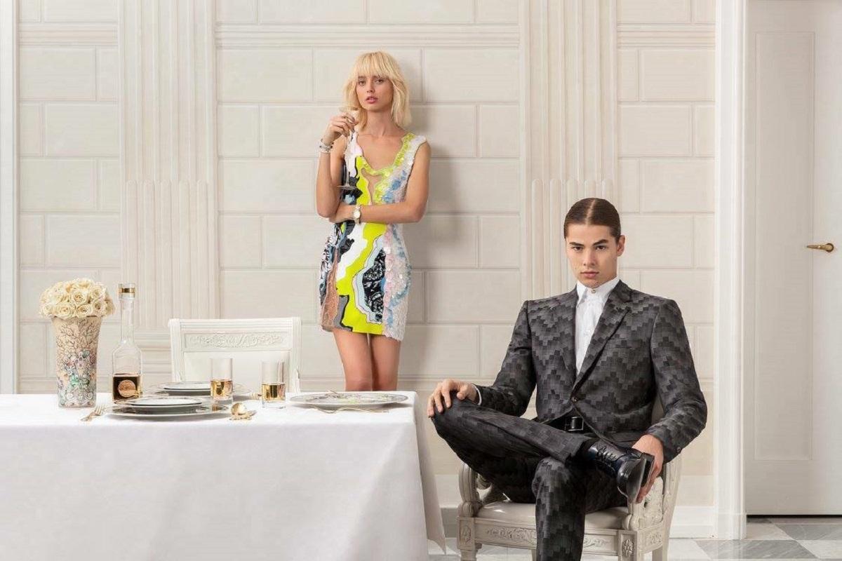 Neues Versace Laufsteg Minikleid mit Cutouts, Tüll, Pailleten und Perlen verziert, 40 im Angebot 9