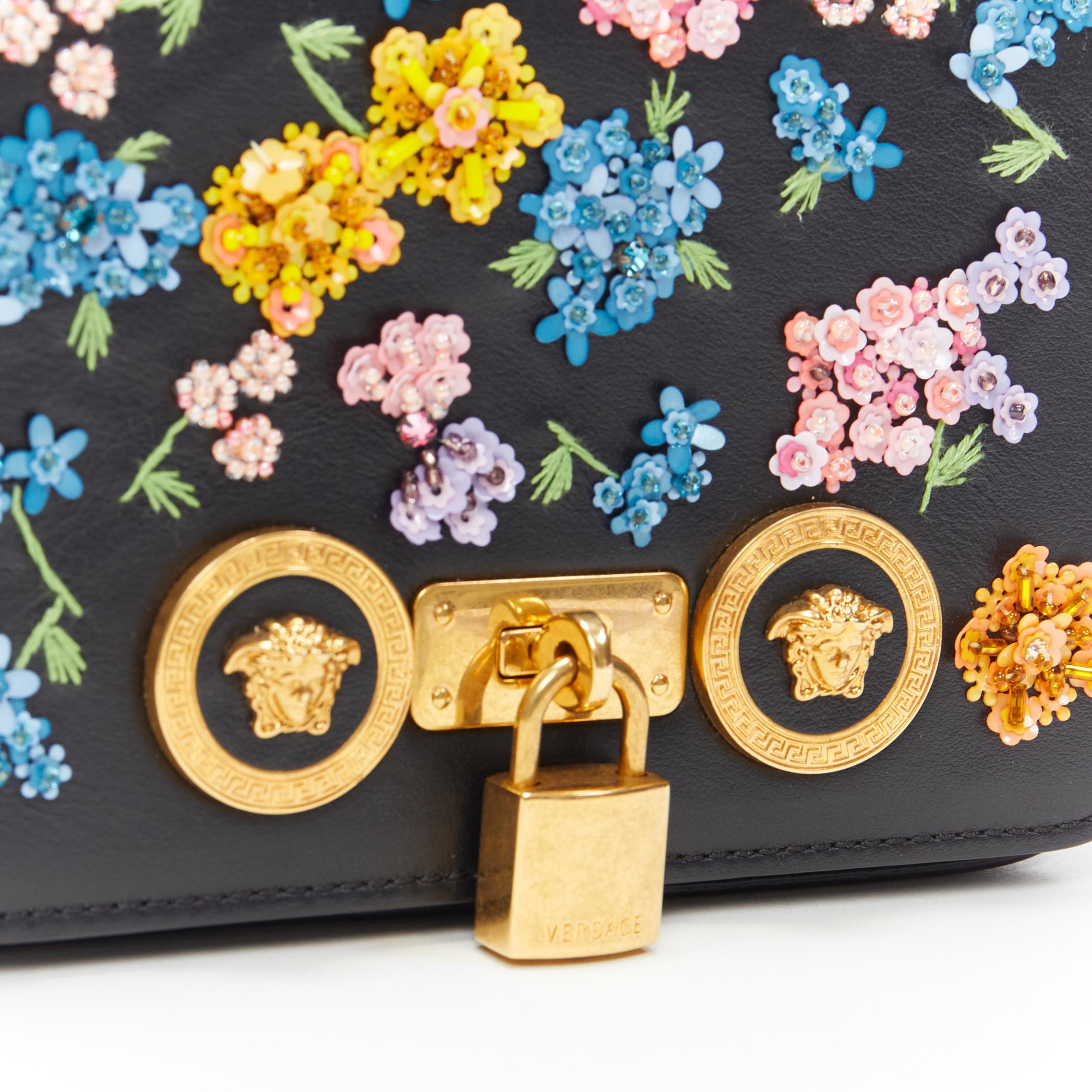 nuova VERSACE Runway Mini Icon nera, borsa a tracolla piccola Medusa impreziosita da motivi floreali 2