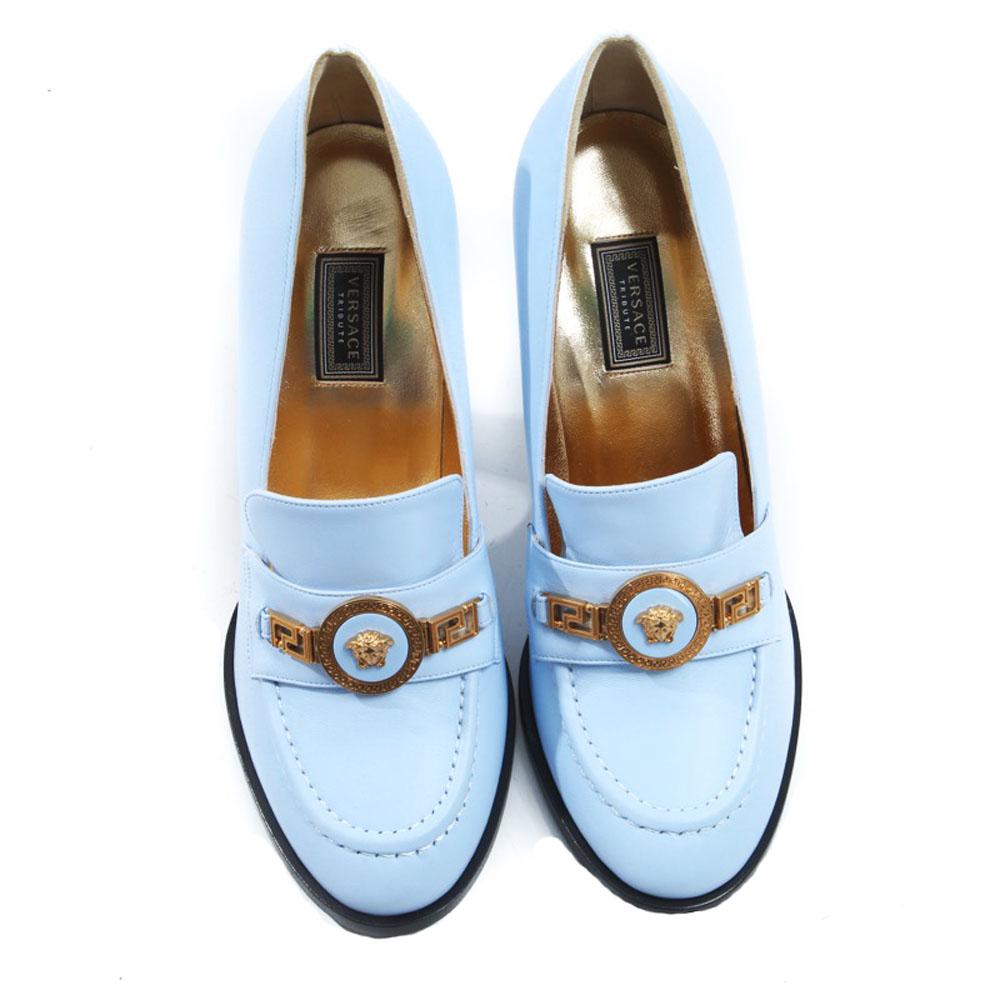 New Versace Runway S/S 2018 Baby Blue Lamb Leather Medusa Pumps Shoes 37.5 In New Condition In Montgomery, TX