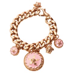 Versace, bracelet à chaîne Medusa en émail rose avec étoiles de mer et trèfles, défilé, état neuf