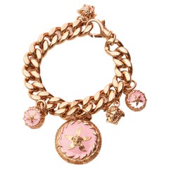 Versace, bracelet à chaîne Medusa en émail rose avec étoiles de mer et trèfles, défilé, état neuf