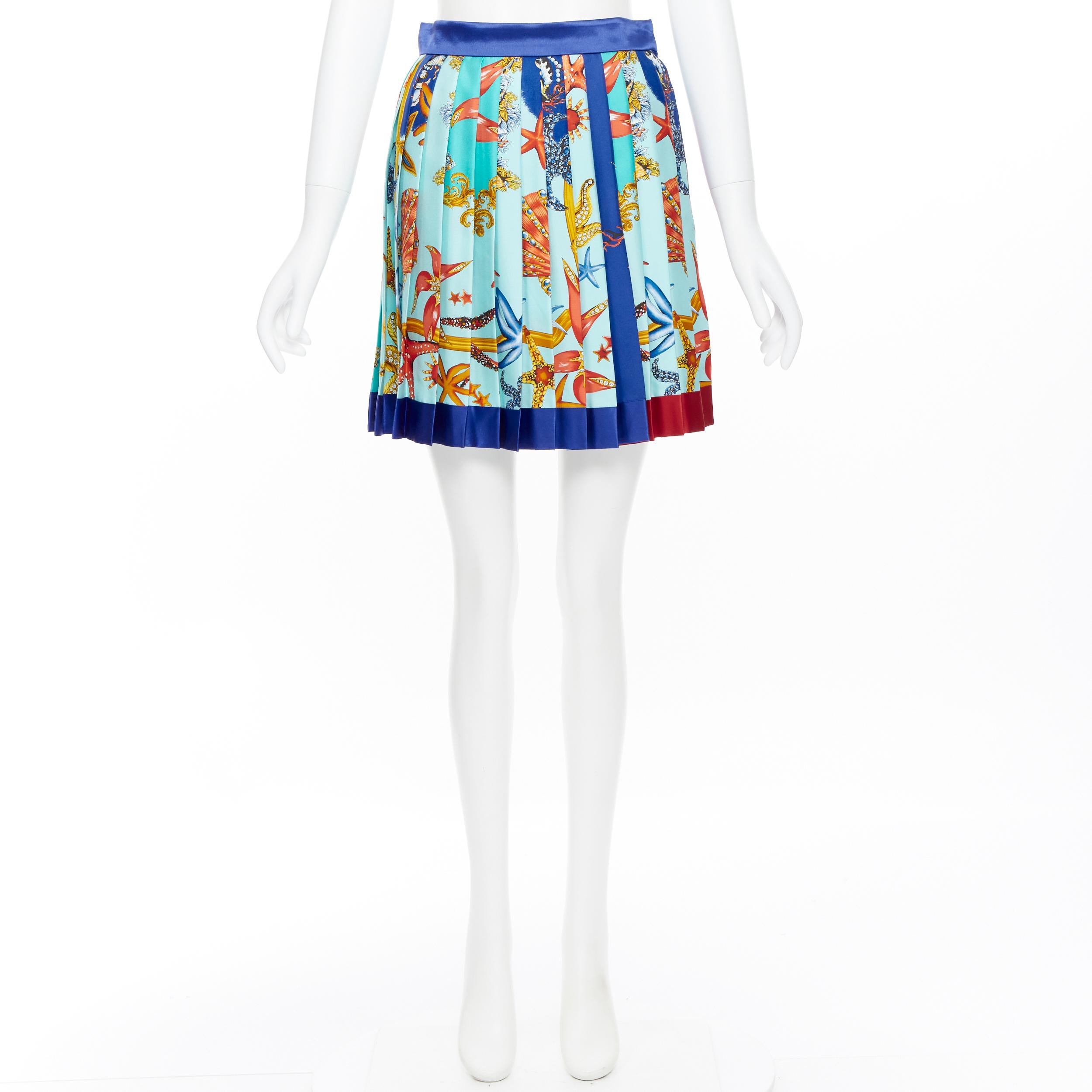 new VERSACE Runway Tribute Tresor De La Mer 1992 pleated silk mini skirt IT38 S 
Reference: TGAS/A05475 
Brand: Versace 
Designer: Donatella Versace 
Collection: Spring Summer 2018 Runway 
Material: Silk 
Color: Multicolour 
Pattern: Abstract