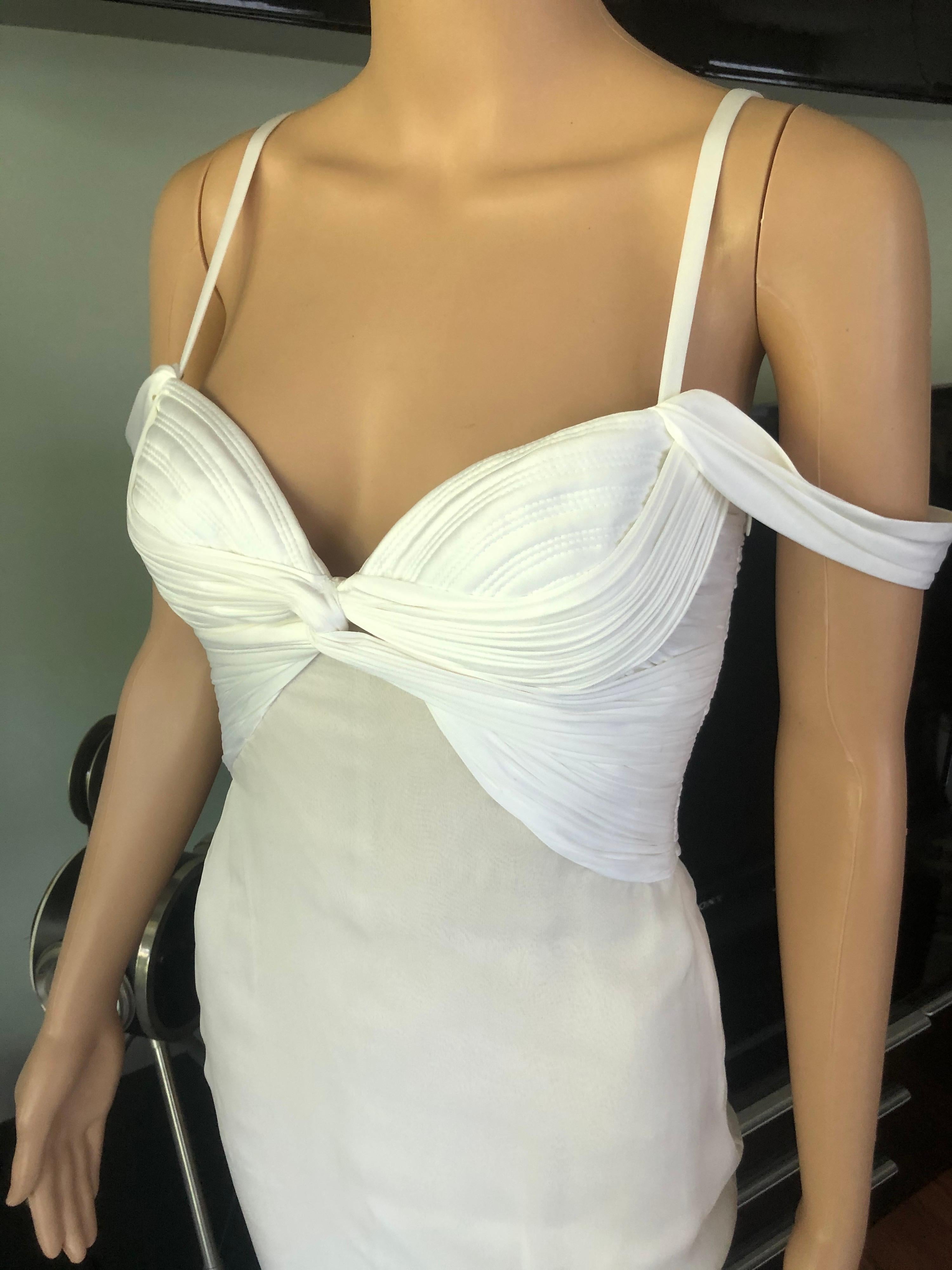 New Versace S/S 2006 Runway Bustier Cutout Back Ivory Dress IT 40

Look 41 from the Spring 2006 Collection. New with Tags.