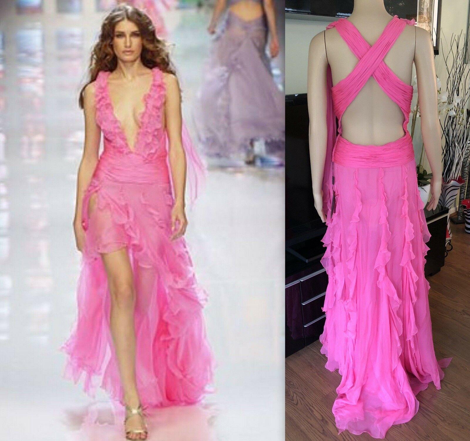 Neu Versace S/S 2004 Laufsteg tiefer Ausschnitt Halter offener Rücken Abendkleid Kleid IT 40

Neu mit Tags. Ärmelloses Maxi-Abendkleid aus Seide von Versace mit tiefem Neckholder-Ausschnitt, Rüschenakzenten im gesamten Bereich und verdecktem