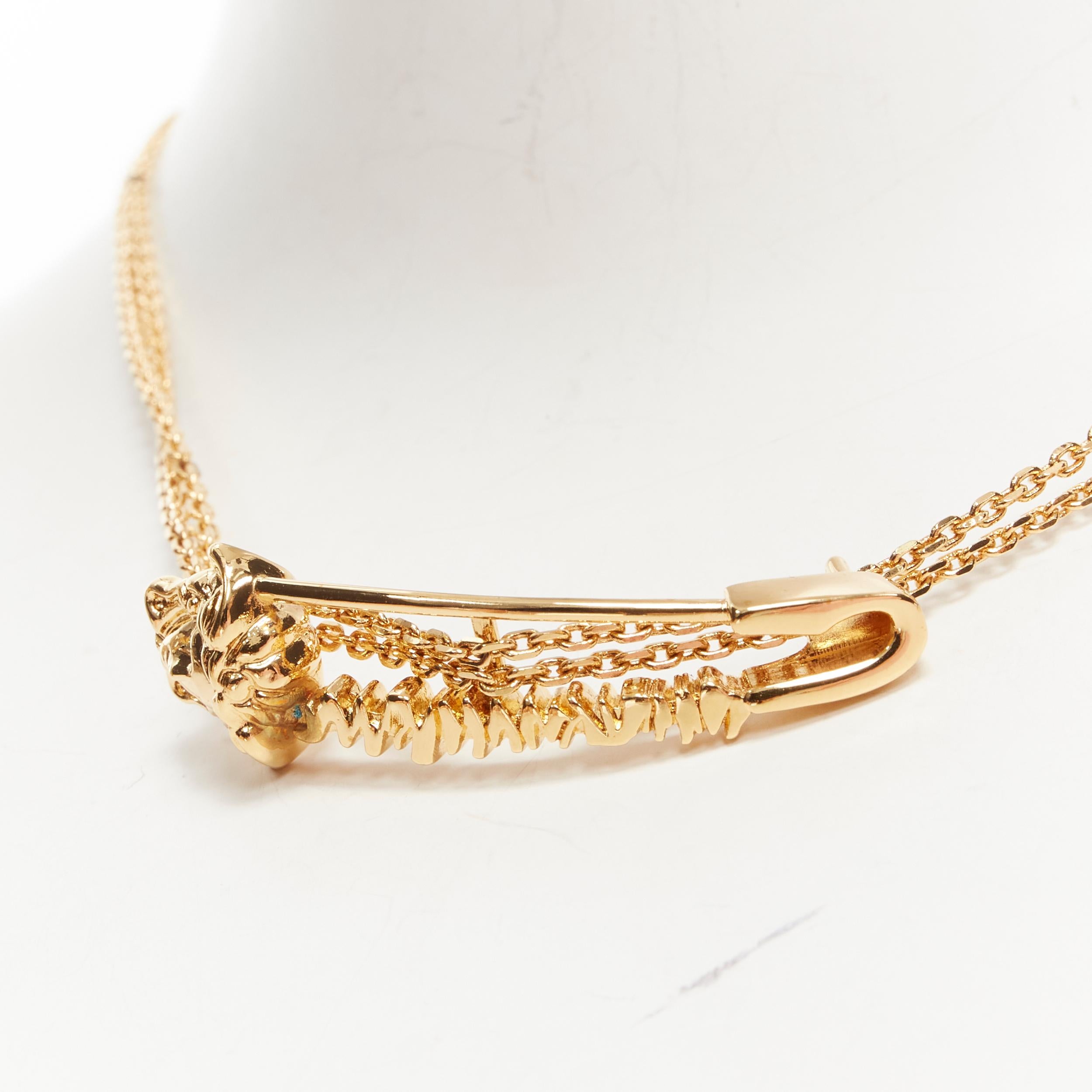 VERSACE Kurze Halskette mit Sicherheitsnadel Medusa-Anhänger aus Gold und Nickel 
Referenz: TGAS/B01116 
Marke: Versace 
Designer: Donatella Versace 
Modell: Sicherheitsnadel Halskette 
MATERIAL: Nickel 
Farbe: Gold 
Muster: Solide 
Verschluss: