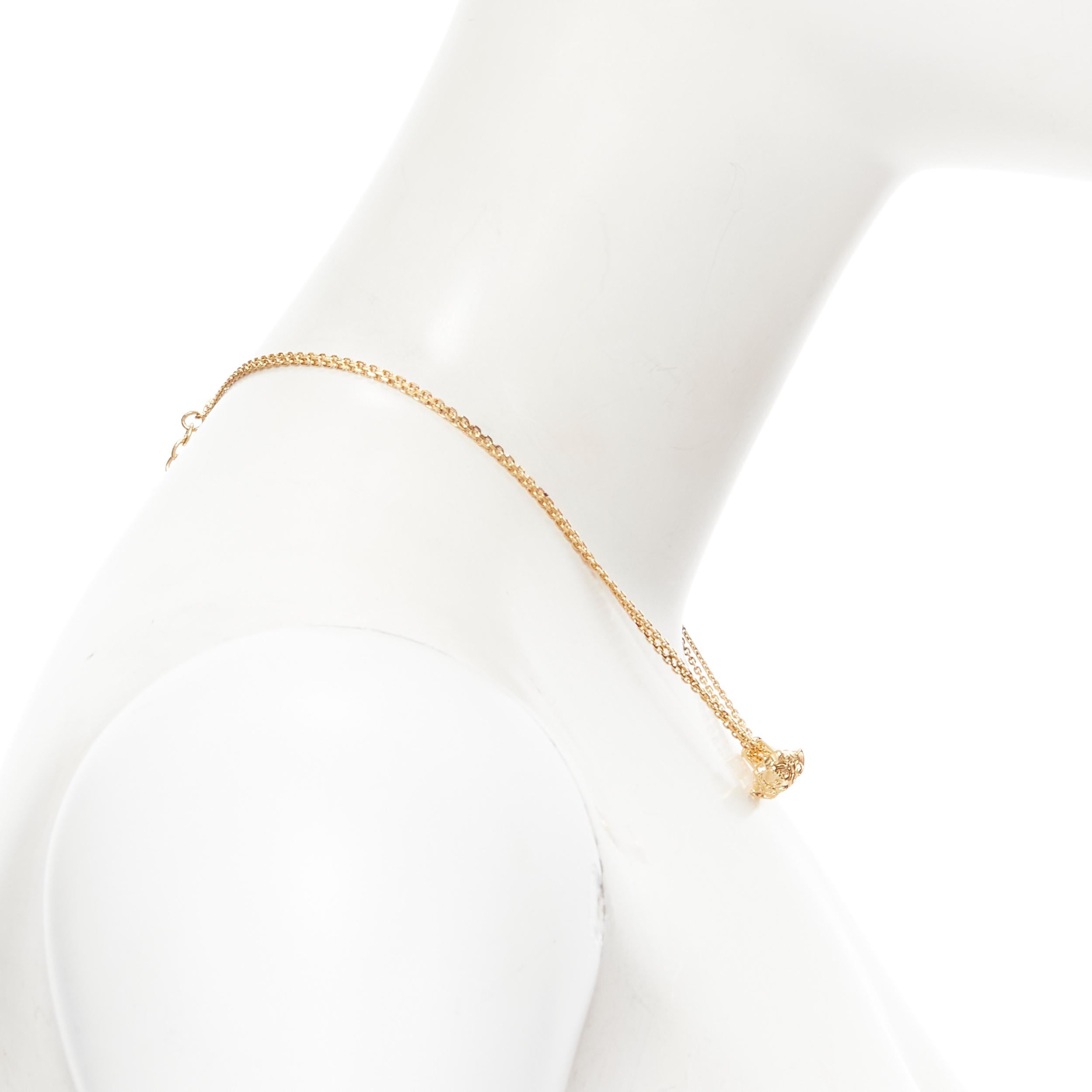VERSACE Kurze Halskette mit Sicherheitsnadel Medusa-Anhänger aus Gold und Nickel (Grau) im Angebot