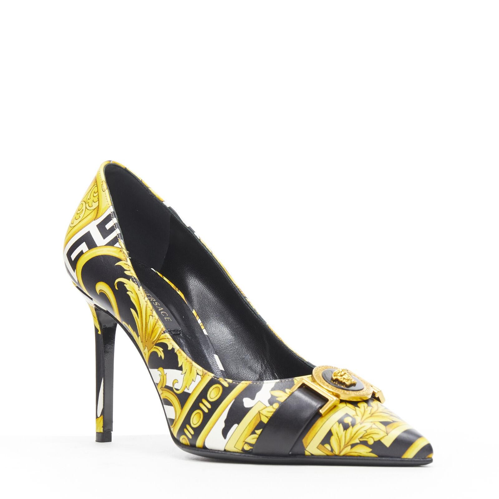 new VERSACE Savage Wild Barocco gold white Medusa strap pointy leather heel EU40
Reference: TGAS/B00065
Brand: Versace
Designer: Donatella Versace
Model: Baroque pump
Collection: 2019
Material: Leather
Color: Gold, Black
Pattern: Floral
Extra