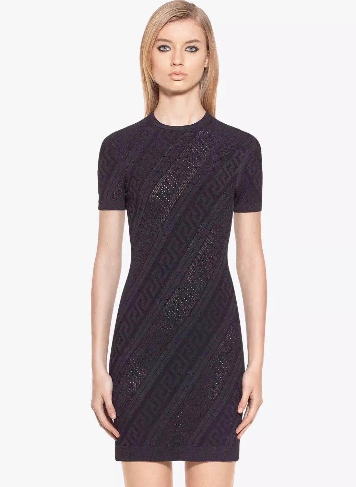 VERSACE 
Questo abito in maglia elasticizzata a maniche corte e aderente con più punti di cucitura 
è versatile ed elegante.

Stitch by Stitch
Dettaglio Key Detail greco totale
Collo rotondo
Maniche corte
83% Viscosa
17% Poliestere
Taglia IT 42 - US