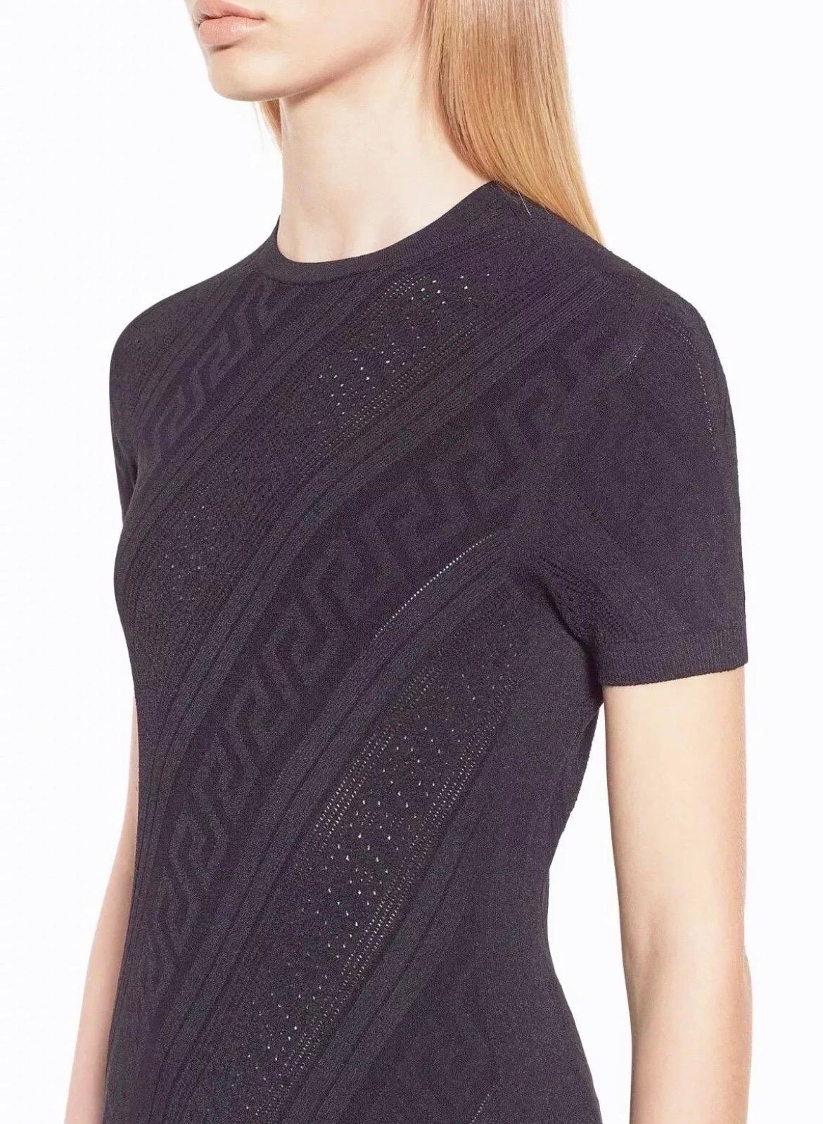 Nero New Versace Vestito in maglia nera senza cuciture 42 - 6 in vendita