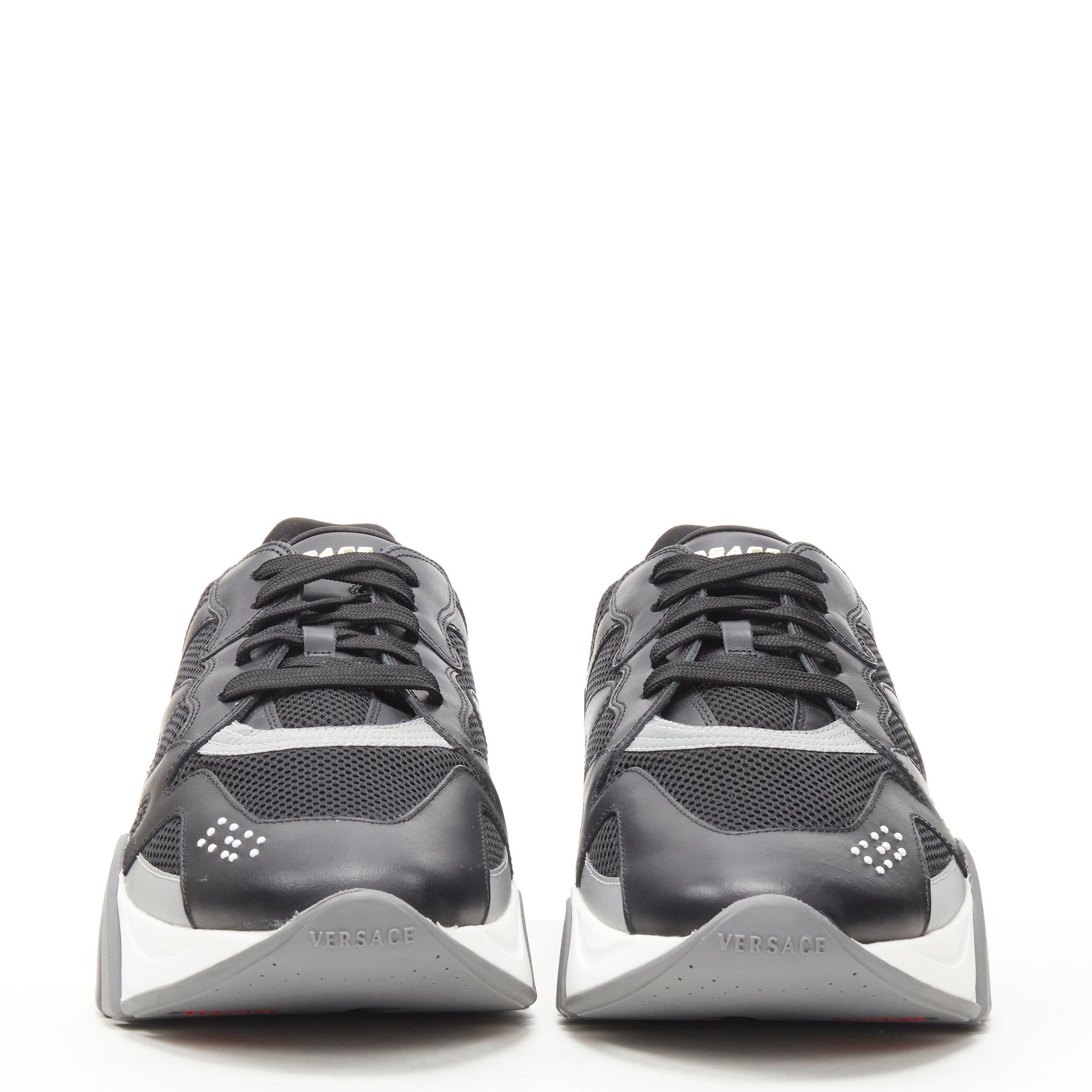 Noir Versace - Baskets montantes en cuir noir et maille écaillée D41 EU45 US12, état neuf en vente