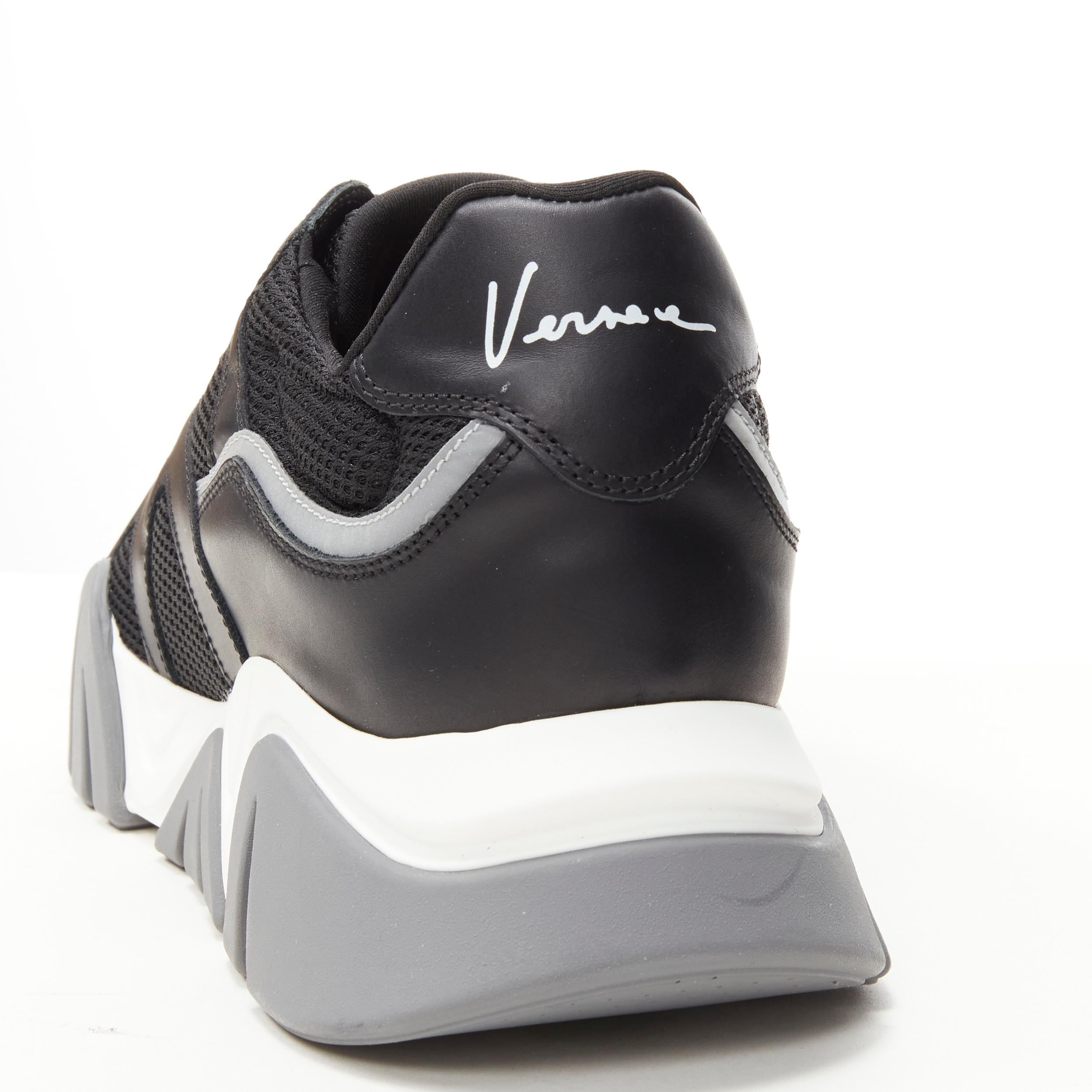 Versace - Baskets montantes en cuir noir et maille écaillée D41 EU45 US12, état neuf en vente 4