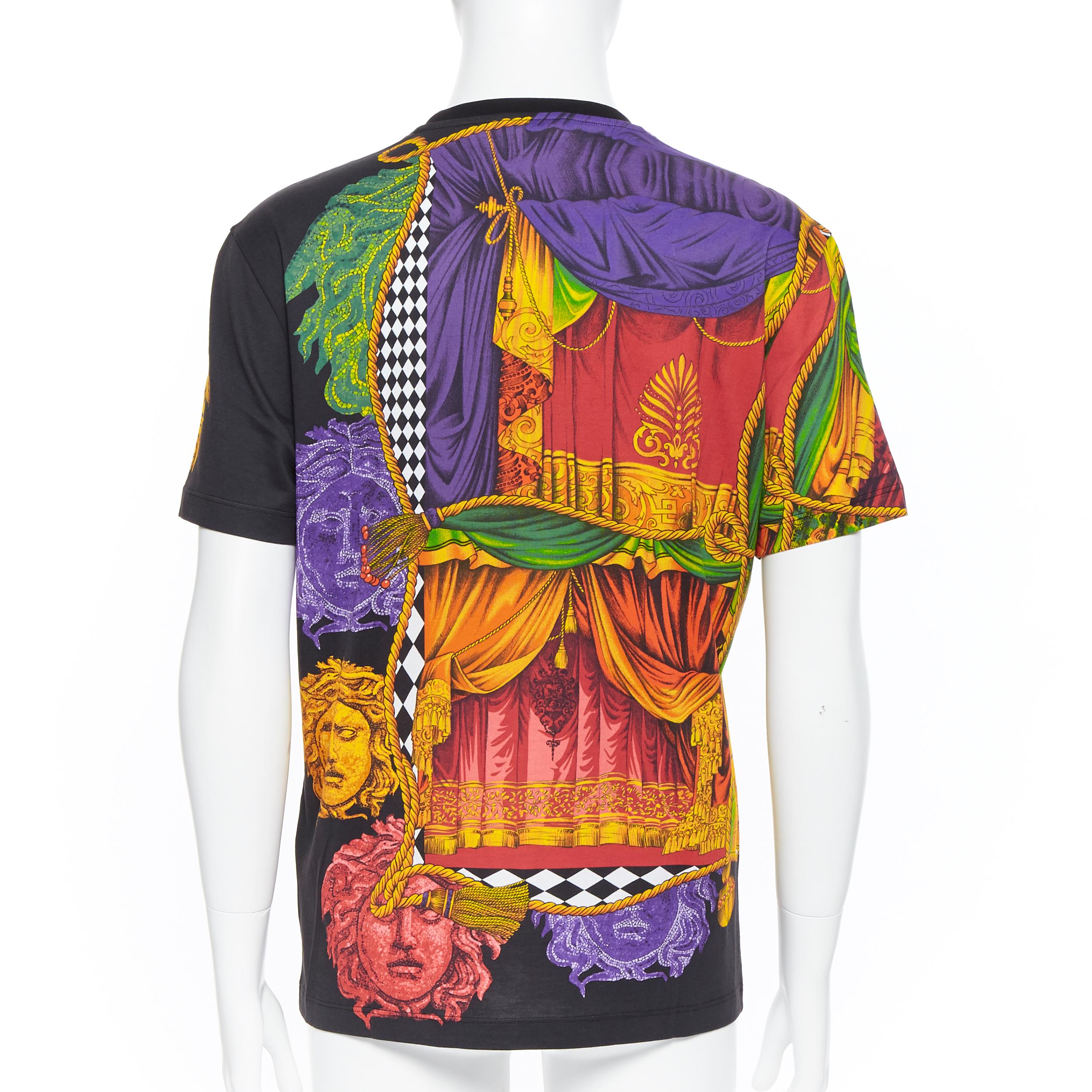 new VERSACE SS18 black cotton Medusa draped curtain gold rope print t-shirt 3XL
Brand: Versace
Designer: Donatella Versace
Collection: Spring Summer 2018
Model Name / Style: Medusa  t-shirt
Material: Cotton
Color: Multicolour
Pattern: Other; drape