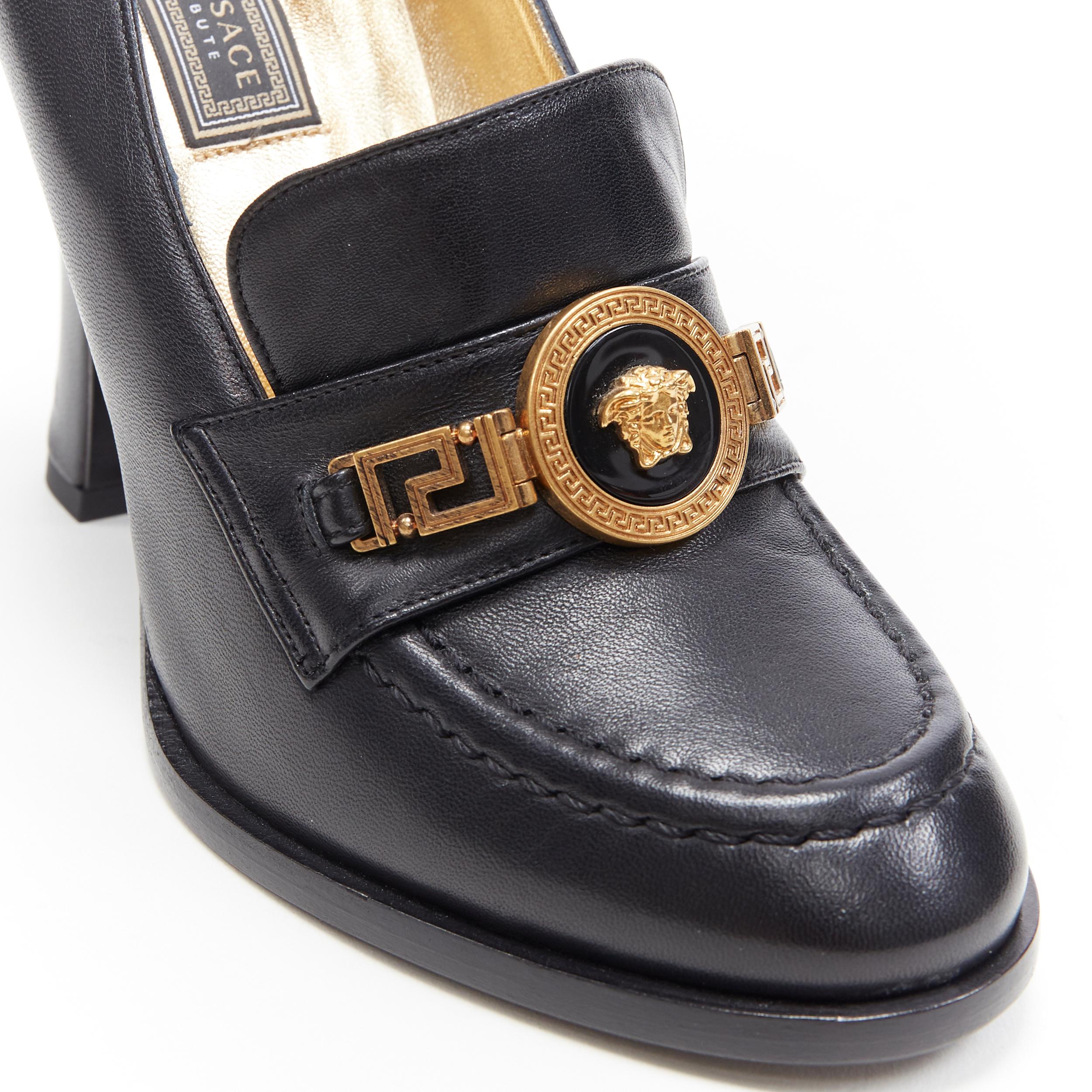 new VERSACE SS18 black leather Medusa chain charm chunky high heel loafer EU36
Brand: Versace
Designer: Donatella Versace
Collection: Spring Summer 2018
Model Name / Style: Heeled loafer
Material: Leather
Color: Black
Pattern: Solid
Lining material: