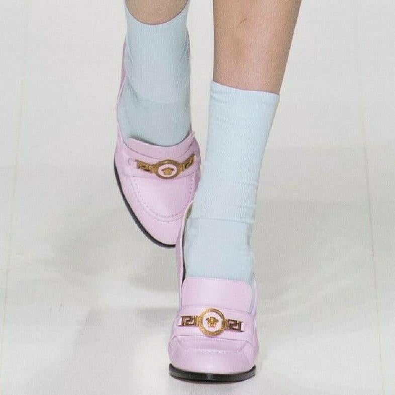new VERSACE SS18 pink leather Medusa greca chain chunky loafer heel EU38
Brand: Versace
Designer: Donatella Versace
Collection: Spring Summer 2018
Model Name / Style: Loafer heel
Material: Leather
Color: Pink
Pattern: Solid
Extra Detail: Gold-tone