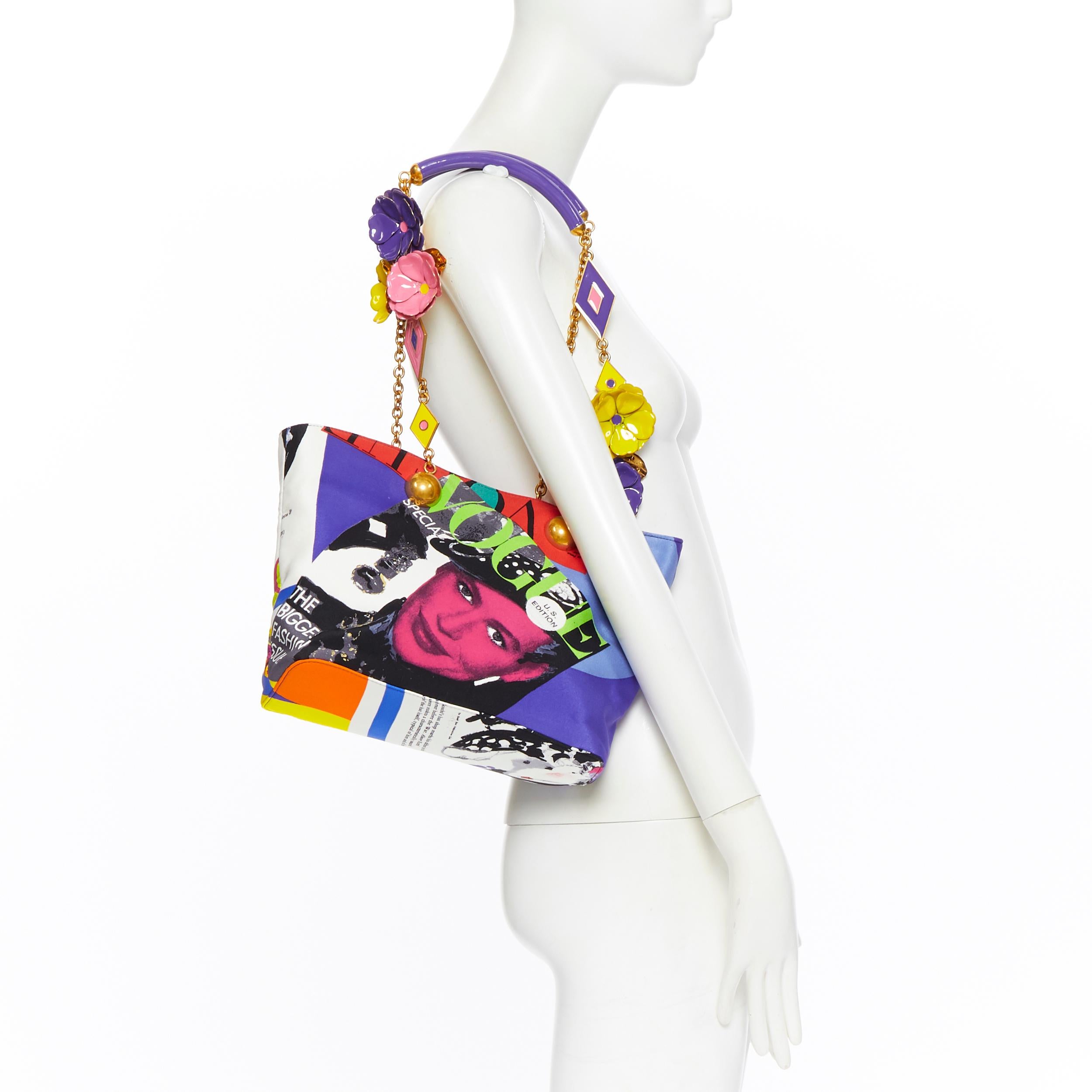 new VERSACE SS18 Tribute 1990 Pop Art Vogue print 3D enamel flower chain tote
Brand: Versace
Designer: Donatella Versace
Collection: Spring Summer 2018
Model Name / Style: Vogue tote
Material: Fabric
Color: Multicolour
Pattern: Abstract; vogue