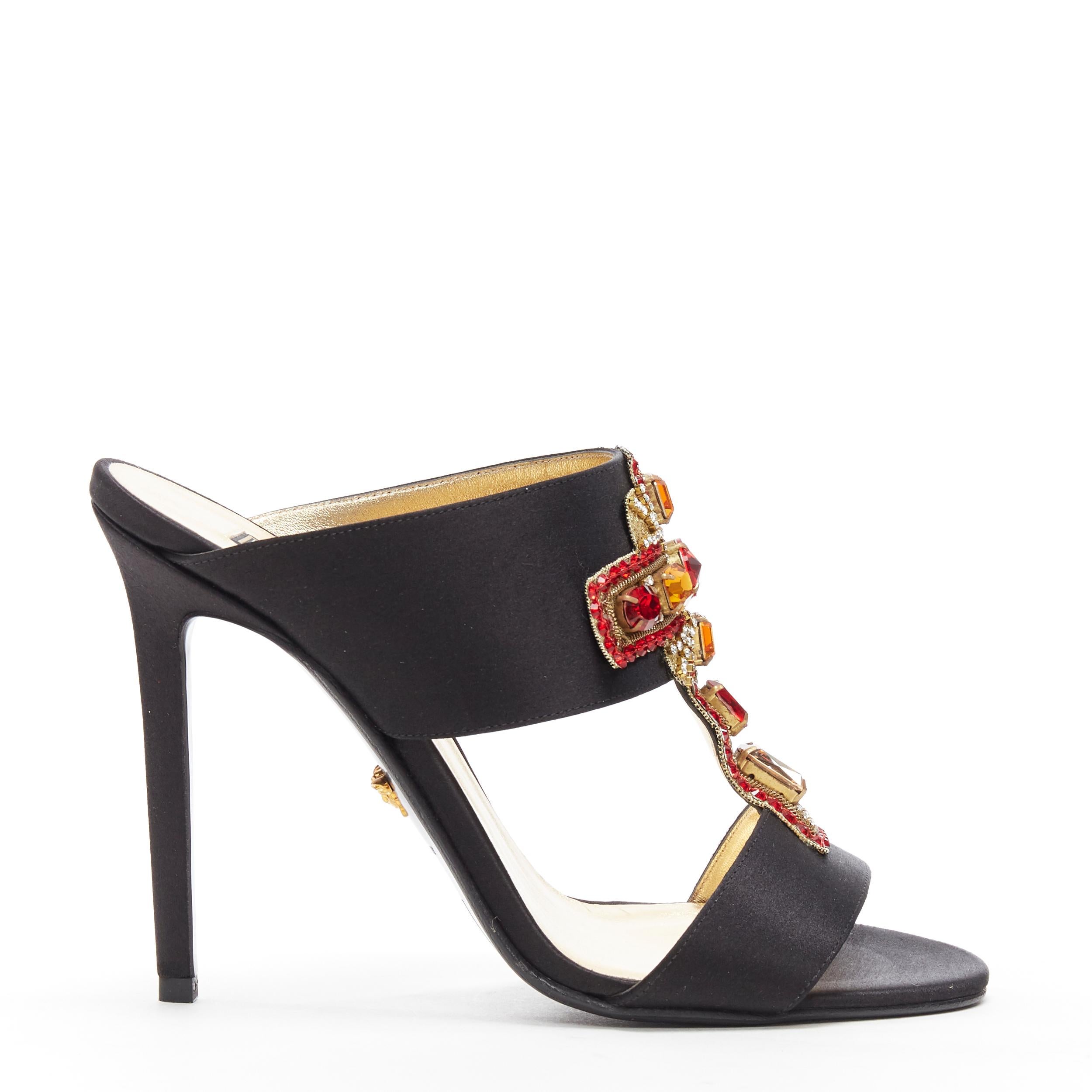 new VERSACE SS18 Tribute Byzantine Cross jewel embellished black satin mule EU37
Brand: Versace
Designer: Donatella Versace
Collection: Spring Summer 2018
Model Name / Style: Byzantine Mule
Material: Silk
Color: Black, red
Pattern: Solid
Extra