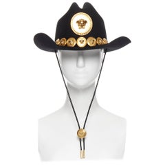 Neuer neuer VERSACE SS18 Tribute Laufsteg Cowboyhut aus schwarzem Woll Filz und goldener Medusa Münze