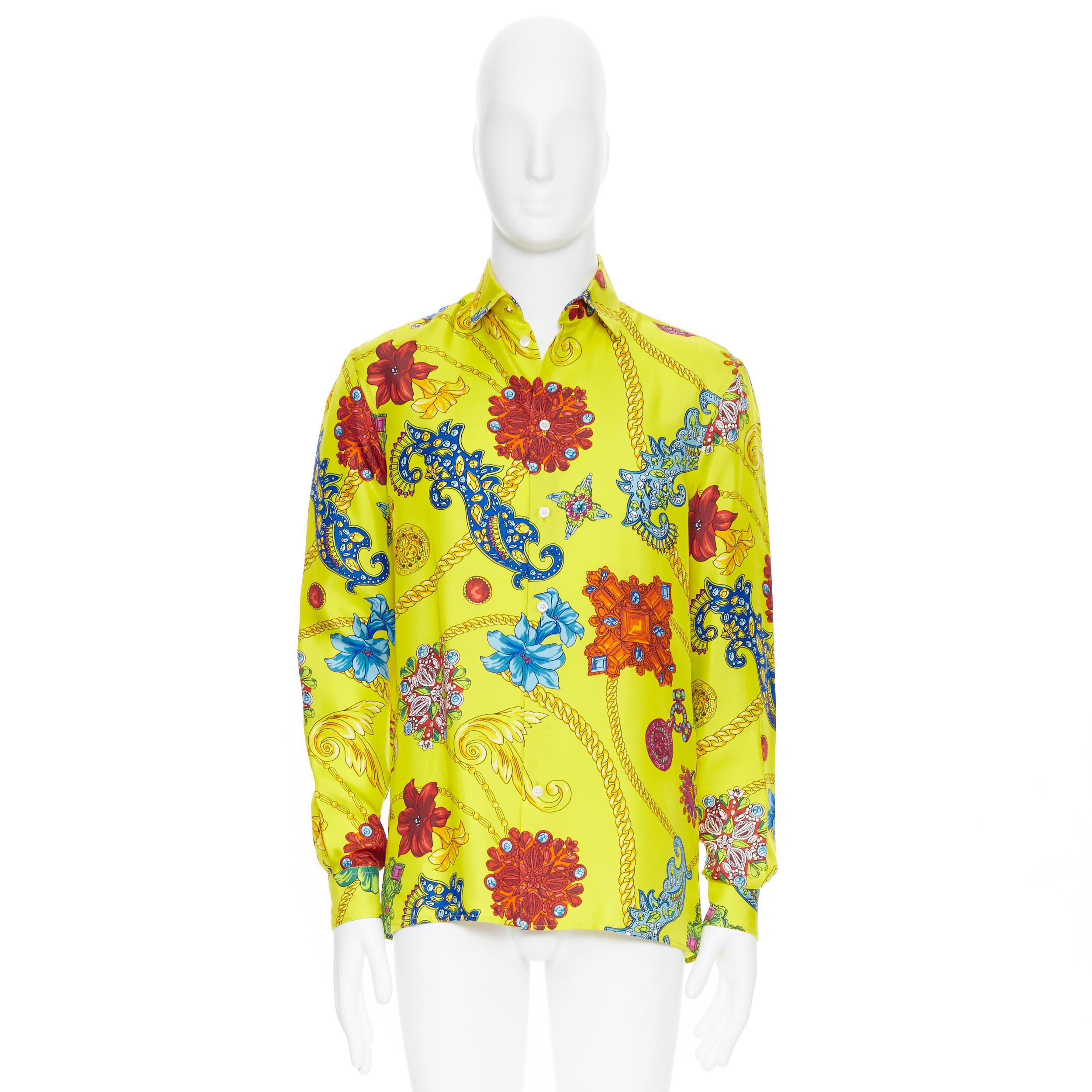 new VERSACE SS19 Runway yellow silk vintage jewel Medusa button shirt EU38  S
Designer: Donatella Versace
Brand: Versace
Style: Silk shirt (In the Style Of)

Condition: New

Dimensions: 
Length: 29.73 in (75.5 cm)Marked Size: 38 (EU)
Bust: 20.87 in