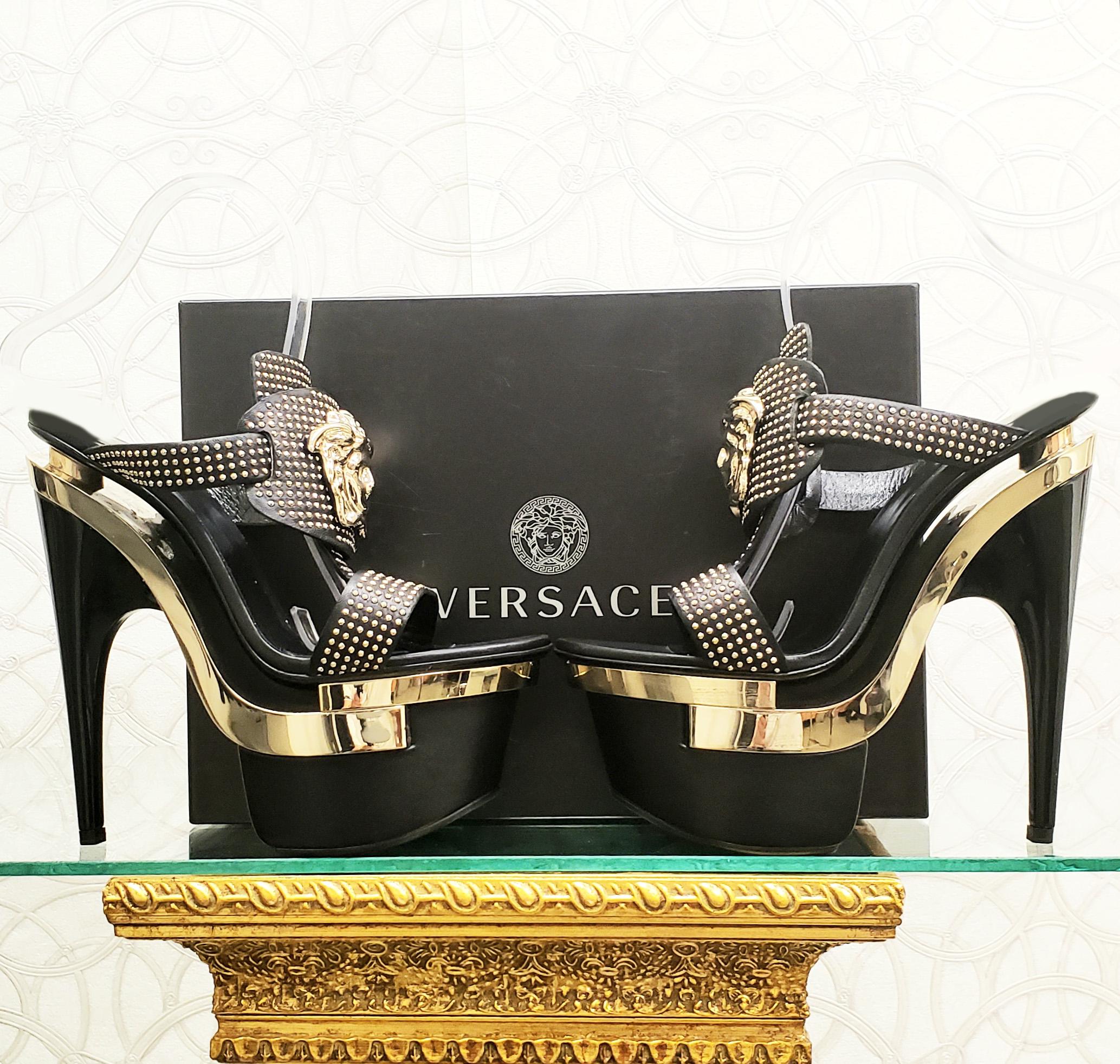 VERSACE SANDALS

Black studded sandals with triple the drama. 

These Versace triple platform sandals add sparkle to your night out.


Content: 100% leather

Heel measures 7.5