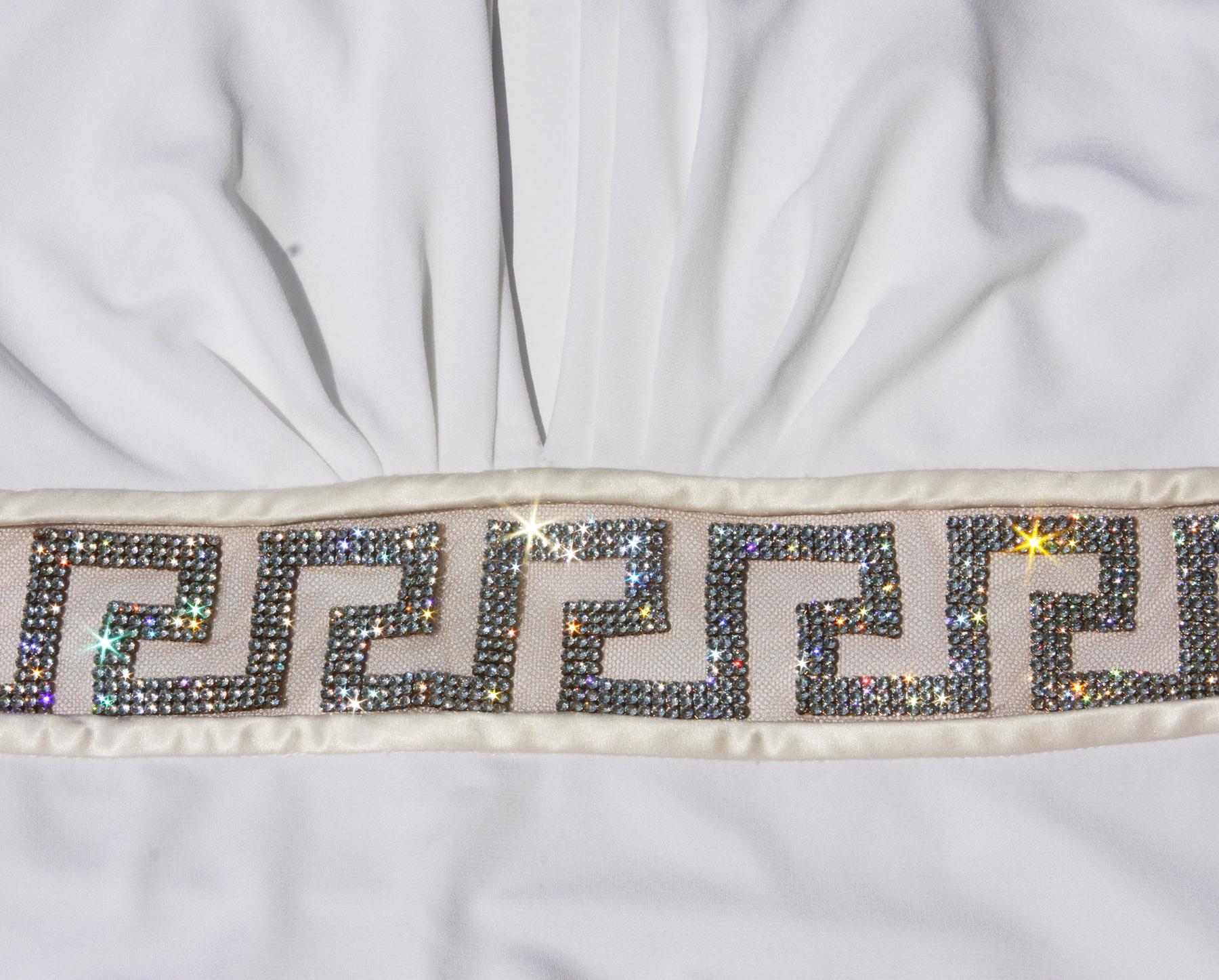 Neu $6950 Versace Kleid aus weißem Jersey mit Swarovski-Kristallen und griechischem Schlüssel It. 42 Damen im Angebot
