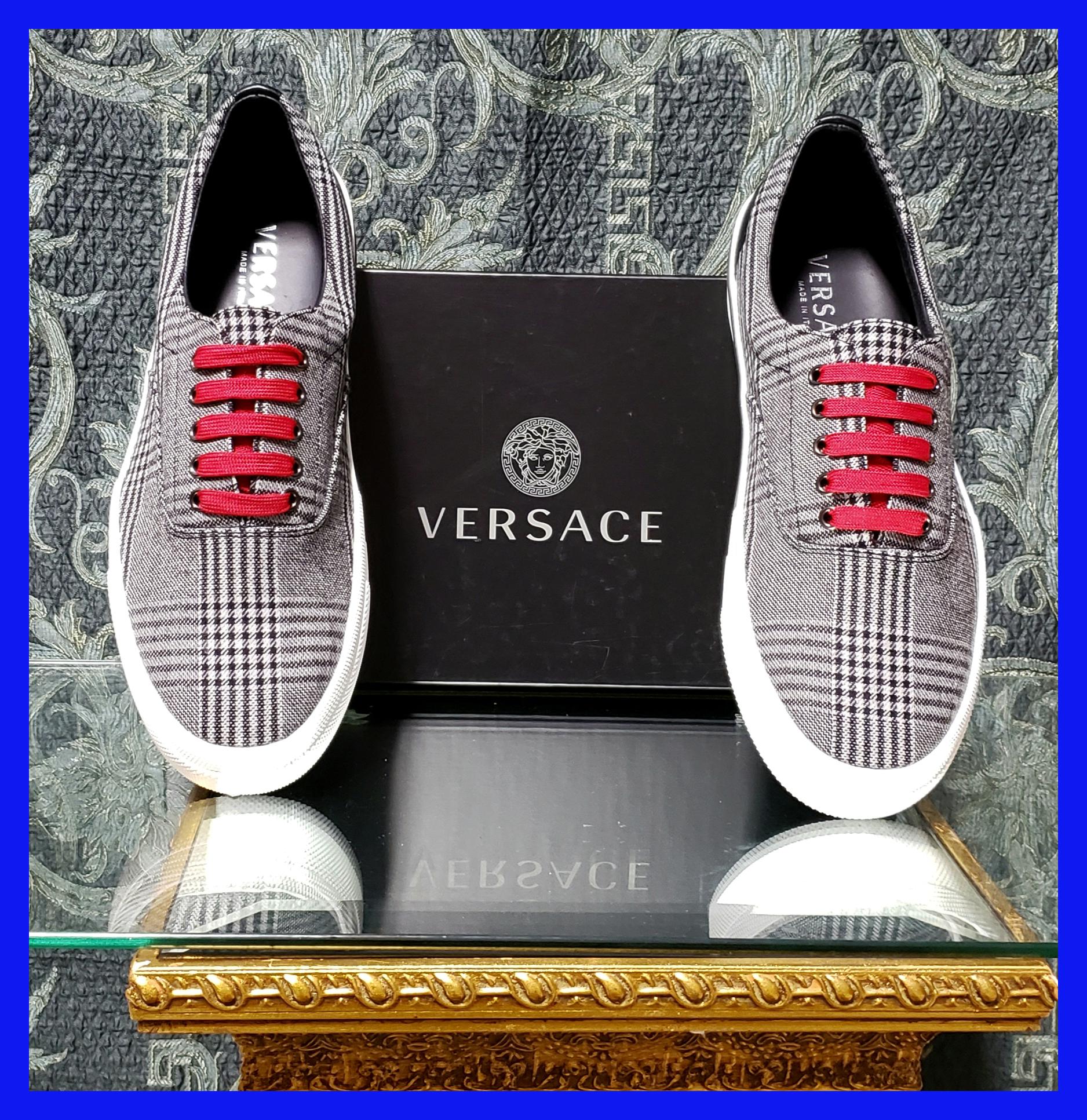 VERSACE 



TEXTILE GRAY SNEAKERS w/SUEDE BACK



Round Toe 

Lace up 

Leather perforated Insole 

Rubber sole 

Italian size is 43 - US 10
Italian size is 44 - US 11

Made in Italy
Brand new. Comes with Versace box and Versace signature dust