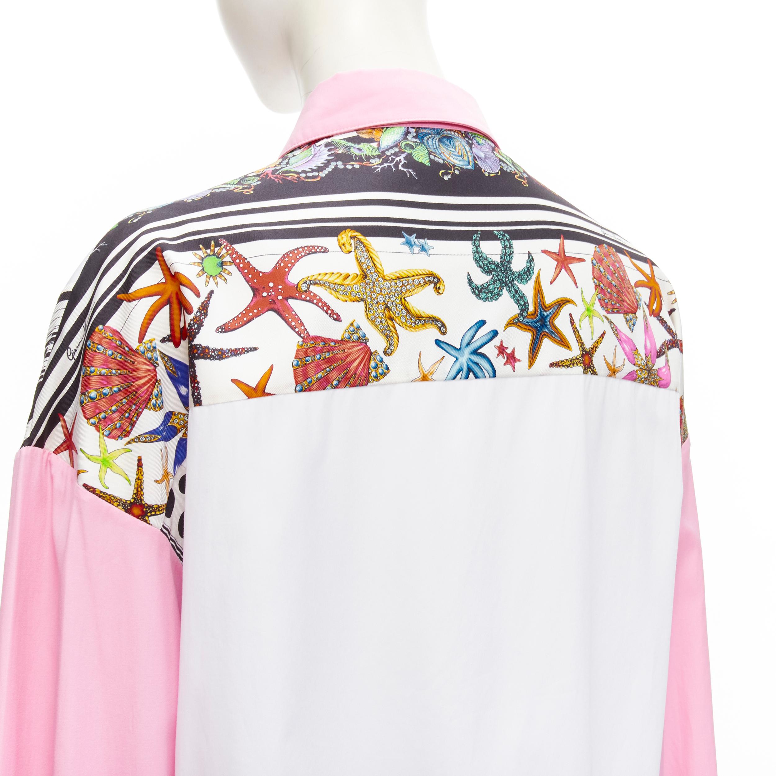 new VERSACE Tresor De La Mer 2021 starfish pink white colorblock shirt IT44 L
Reference: TGAS/C01915
Brand: Versace
Designer: Donatella Versace
Collection: 2021 Tresor De La Mer
Material: Cotton
Color: White, Pink
Pattern: Starfish
Closure: