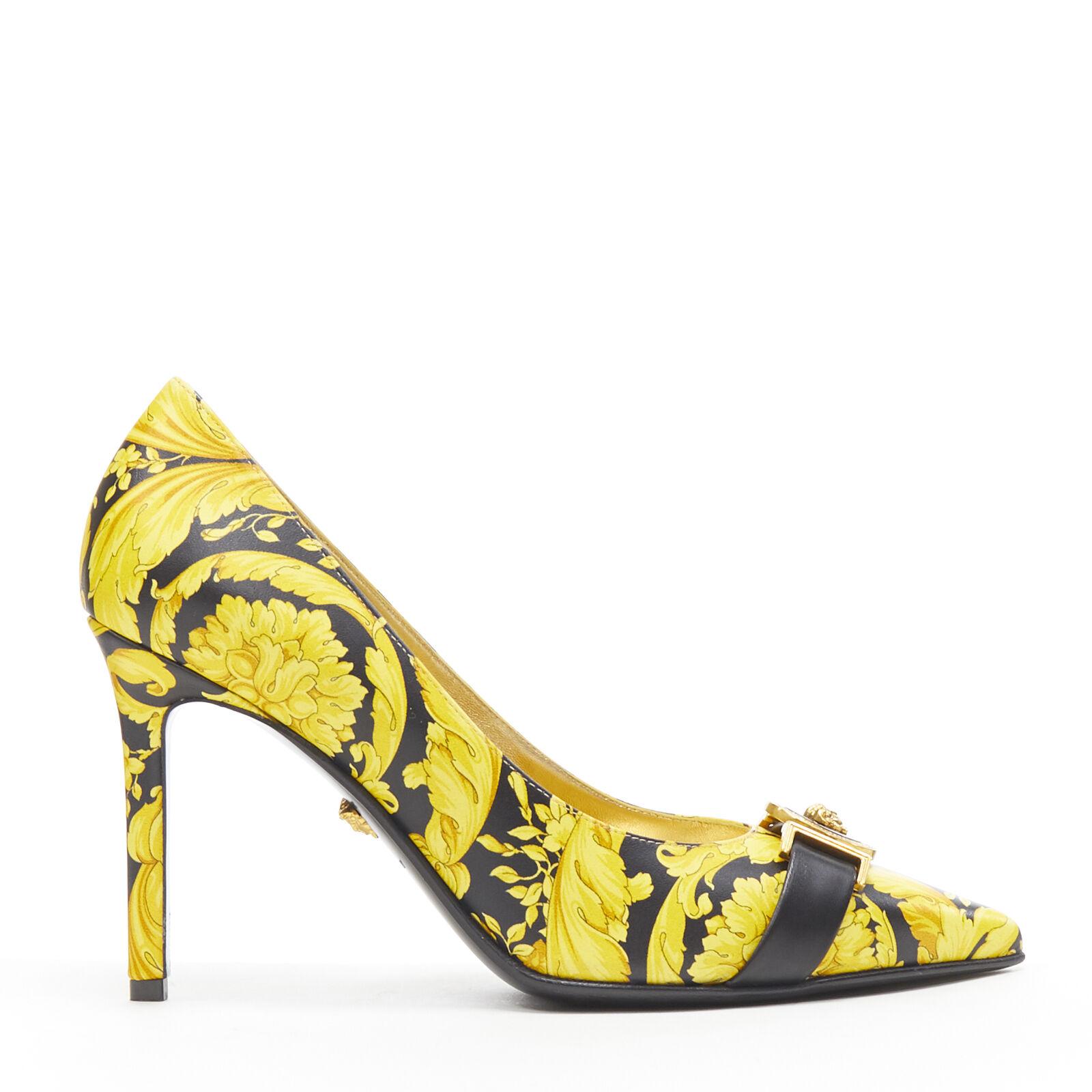 new VERSACE Tribute Baroque 1992 Hibiscus barocco Medusa strap leather heel EU39
Reference: TGAS/B00024
Brand: Versace
Designer: Donatella Versace
Model: Baroque pump
Collection: Spring Summer 2018
Material: Leather
Color: Gold, Black
Pattern: