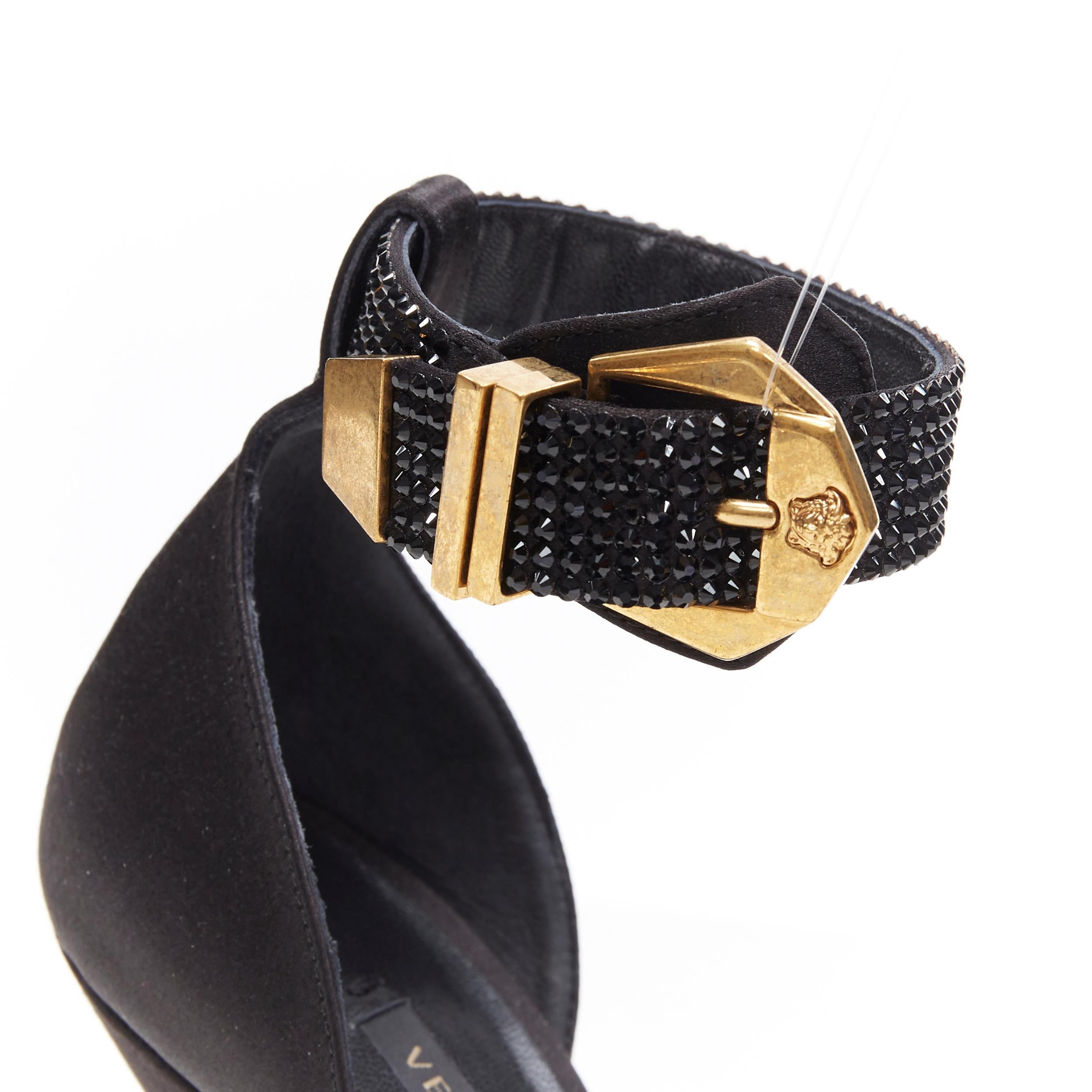 new VERSACE Tribute black strass crystal gold Medusa buckle strappy sandal EU39
Brand: Versace
Designer: Donatella Versace
Collection: Spring Summer 2018
Model Name / Style: Buckle sandals
Material: Silk; crystal embellishment
Color: Black
Pattern: