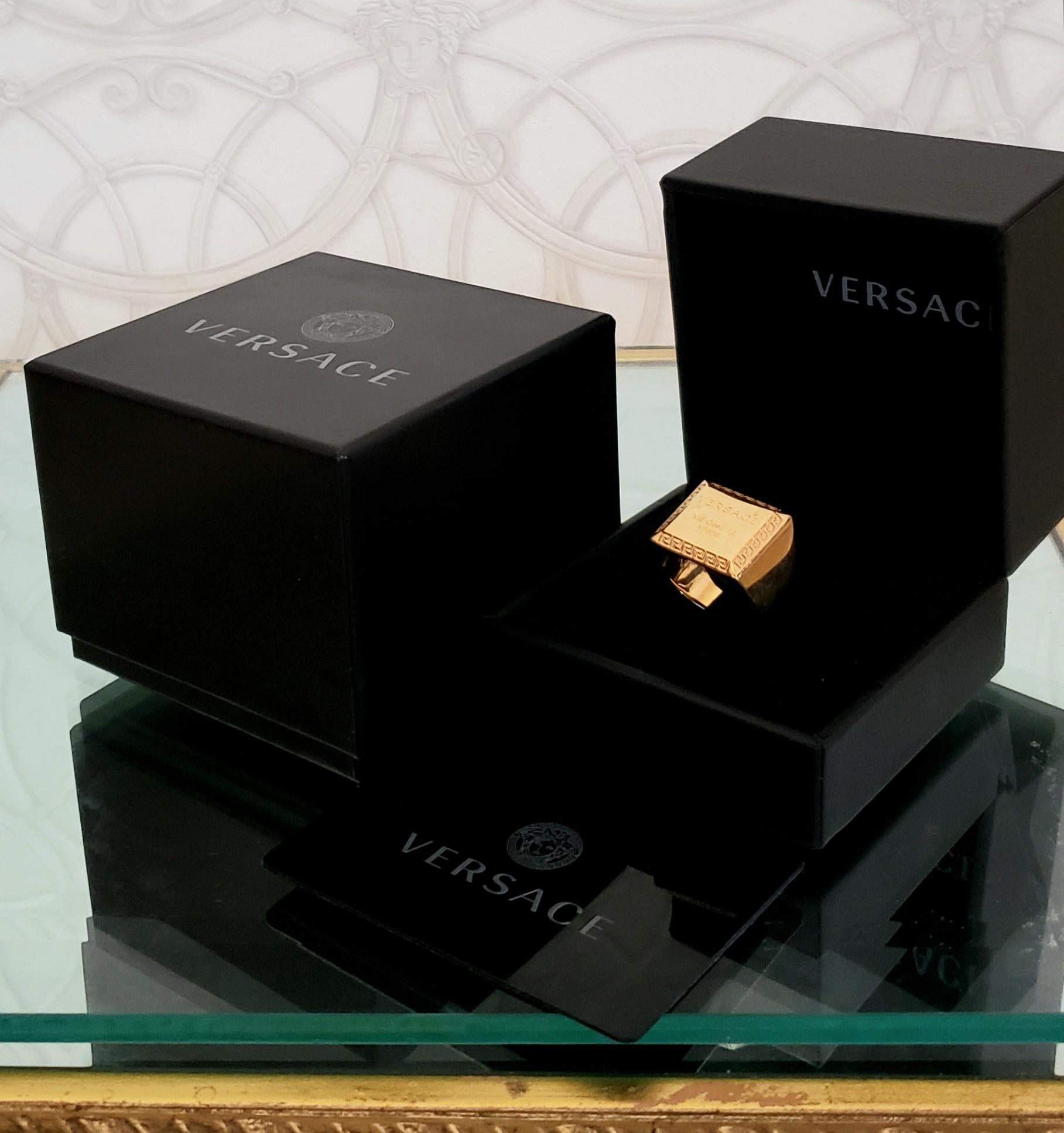 VERSACE


Dedicated
 to 20th anniversary of Gianni Versace Tragic Death
2018 Spring/summer Tribute collection

Gold plated square ring with Greek key

The purposely aged for a Vintage look


Made in Italy

US Size 10.5

Brand new. Display model, got