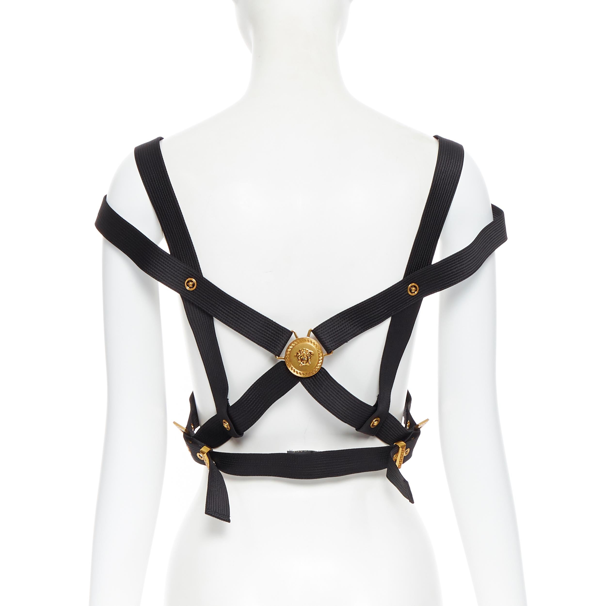 nuevo VERSACE Tribute Icon negro 100% seda oro Medusa hebilla Miss S&M arnés top
Marca: Versace
Diseñadora: Donatella Versace
Colección: Primavera Verano 2018
Nombre del modelo / Estilo: Top con arnés
Material: Seda
Color: Negro
Patrón: