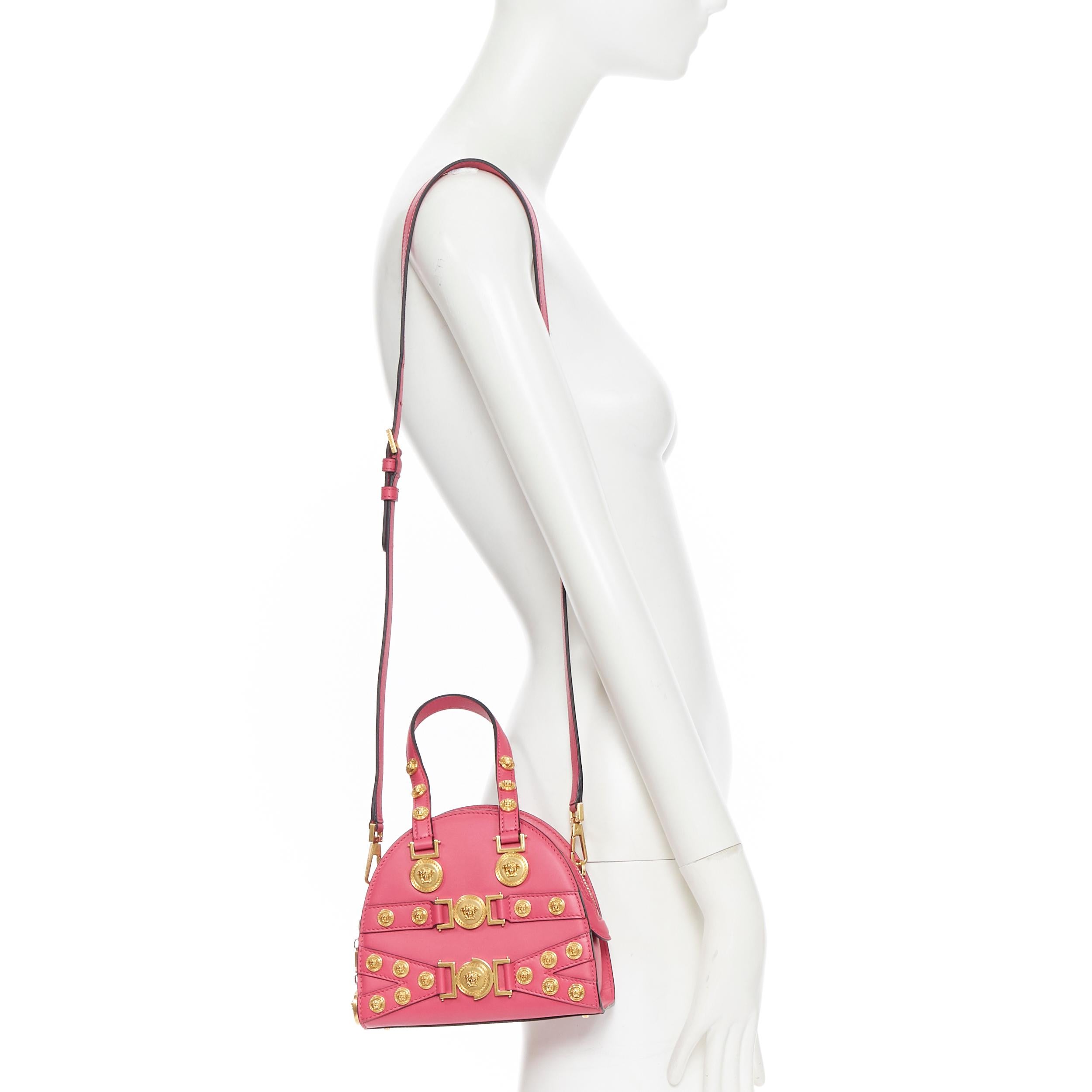 new VERSACE Tribute Medallion Small Bowling pink bondage strap Medusa stud bag
Brand: Versace
Designer: Donatella Versace
Collection: 2019
Model Name / Style: Tribute Medallion
Material: Leather
Color: Pink
Pattern: Solid
Closure: Zip
Lining