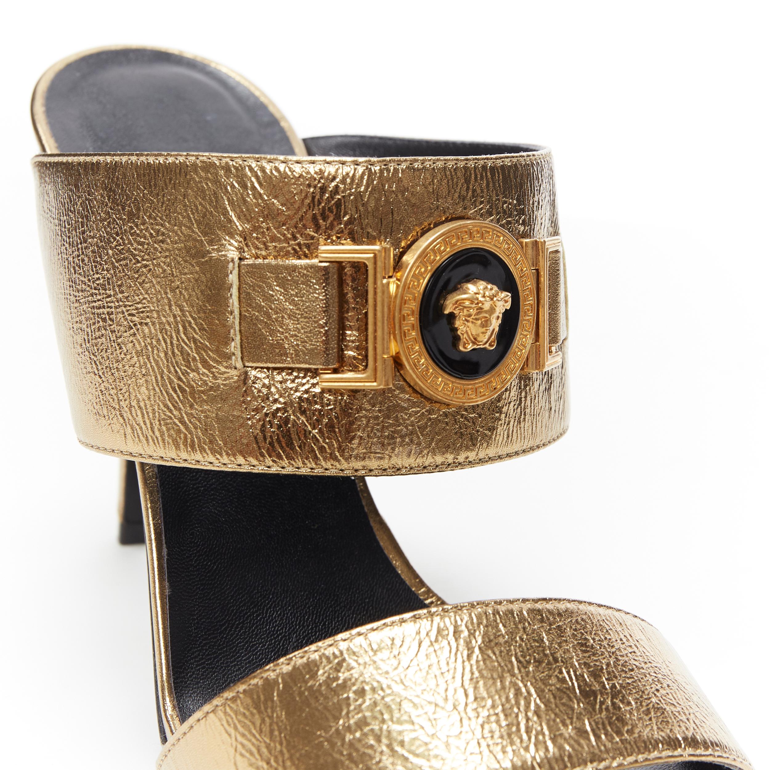 new VERSACE Tribute metallic gold Medusa charm open toe strappy heel mule EU39
Brand: Versace
Designer: Donatella Versace
Collection: Spring Summer 2018
Model Name / Style: Mule sandals
Material: Leather
Color: Gold
Pattern: Solid
Lining material:
