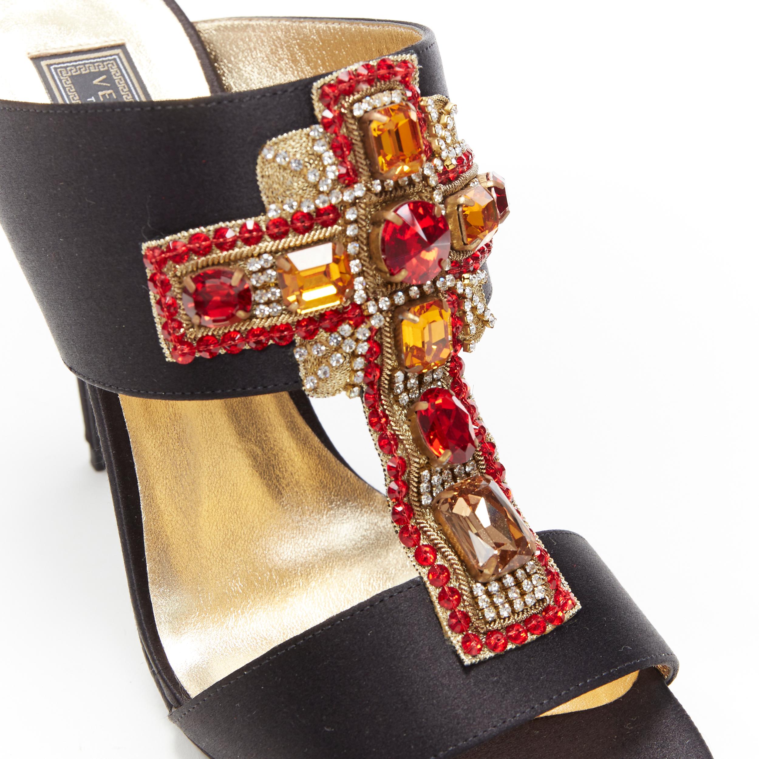 new VERSACE Tribute SS18 byzantine red jewel crystal cross black satin mule EU38
Brand: Versace
Designer: Donatella Versace
Model Name / Style: Byzantine mule
Material: Silk
Color: Black
Pattern: Solid; cross
Lining material: Leather
Extra Detail: