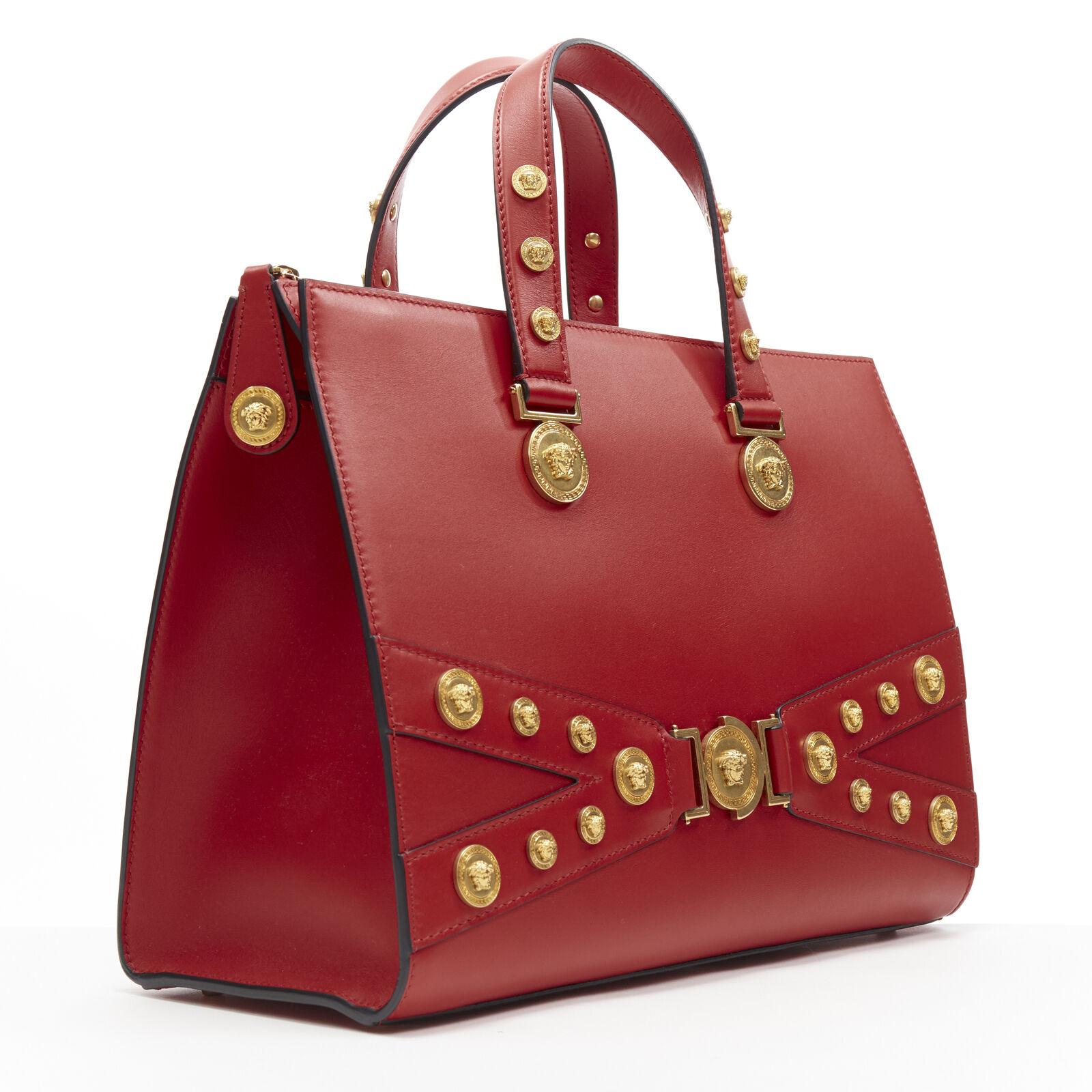 VERESACE
Tribute Tote Medium red Bondage Medusa gold stud shoulder bag
Brand: Versace
Designer: Donatella Versace
Collection: 2019
Model Name / Style: Tribute Tote
Material: Leather
Color: Red
Pattern: Solid
Closure: Zip
Lining material: