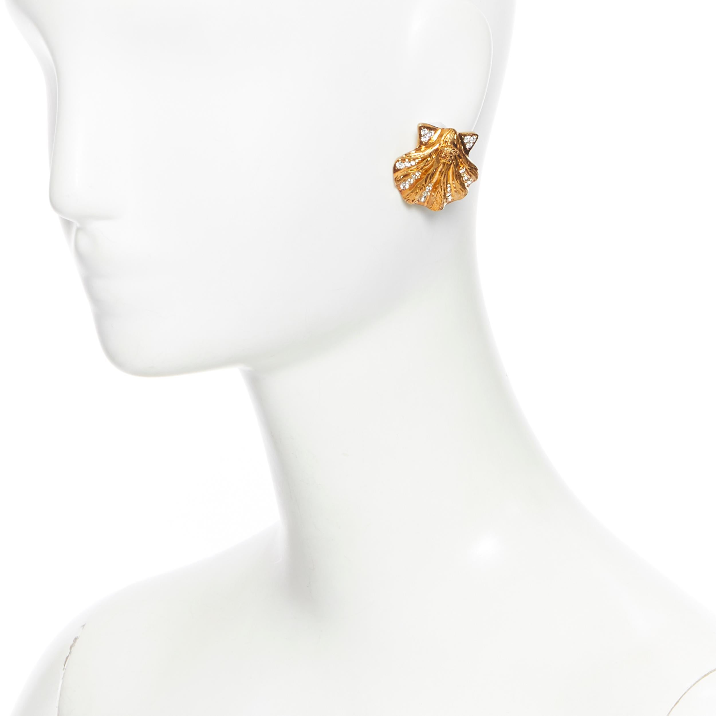 new VERSACE Tribute Tresor De La Mer brushed gold starfish shell crystal earring
Brand: Versace
Designer: Donatella Versace
Collection: Spring Summer 2018
Model Name / Style: Statement earring
Material: Nickel
Color: Gold
Pattern: Solid
Closure:
