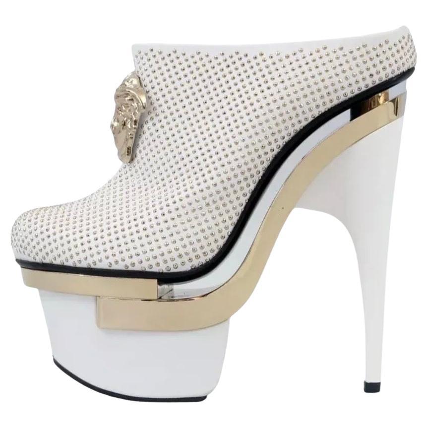 New Versace Triple Platform Studded Leather Heels – Size 38.5 en venta