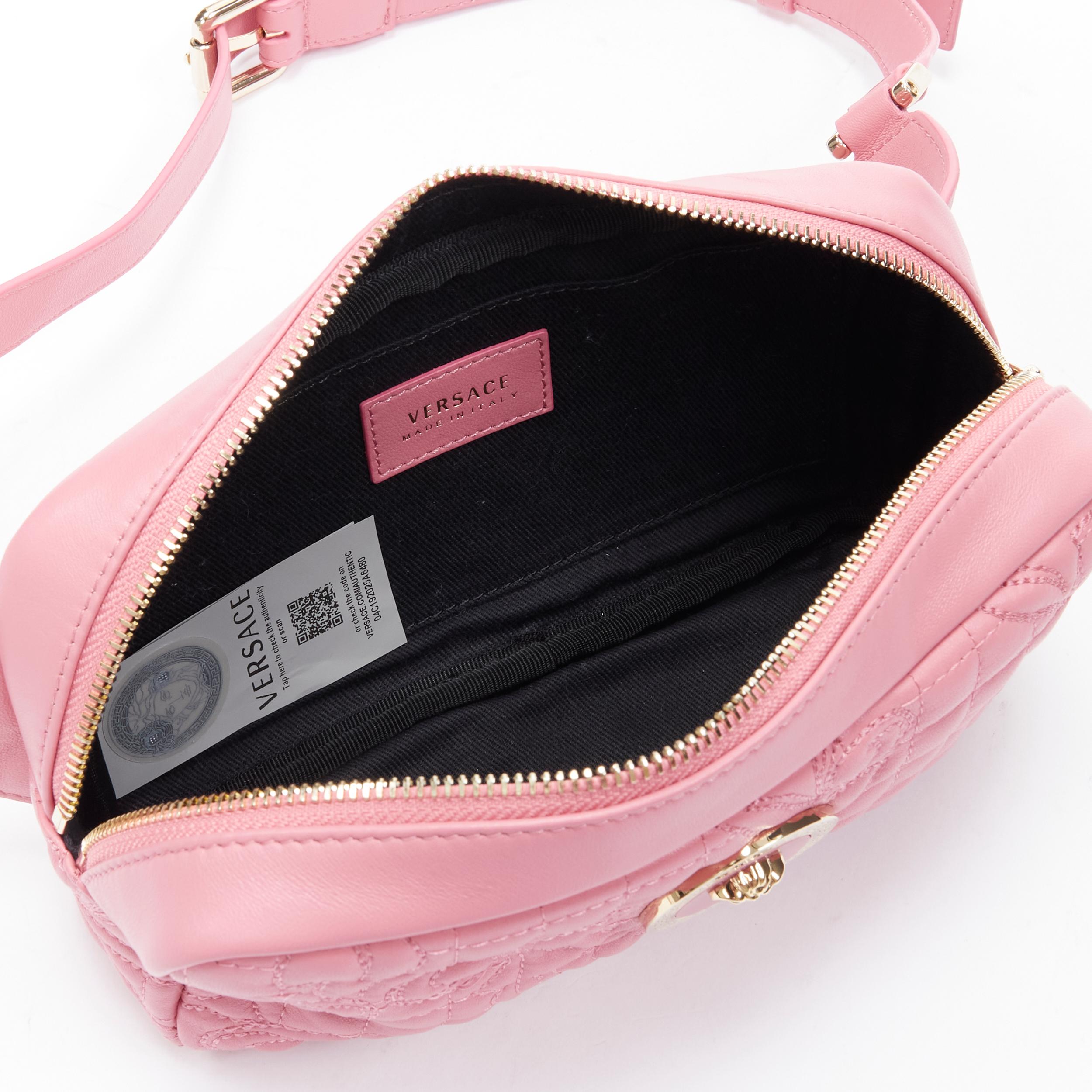VERSACE Vanitas Barocke gesteppte rosa Leder-Gold Medusa Crossbody Taille Tasche im Angebot 3