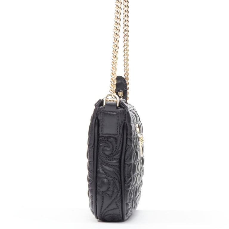 Neu VERSACE Vanitas schwarz gesteppte barocke goldene Medusa Crossbody  Tasche mit Metallkette im Angebot bei 1stDibs