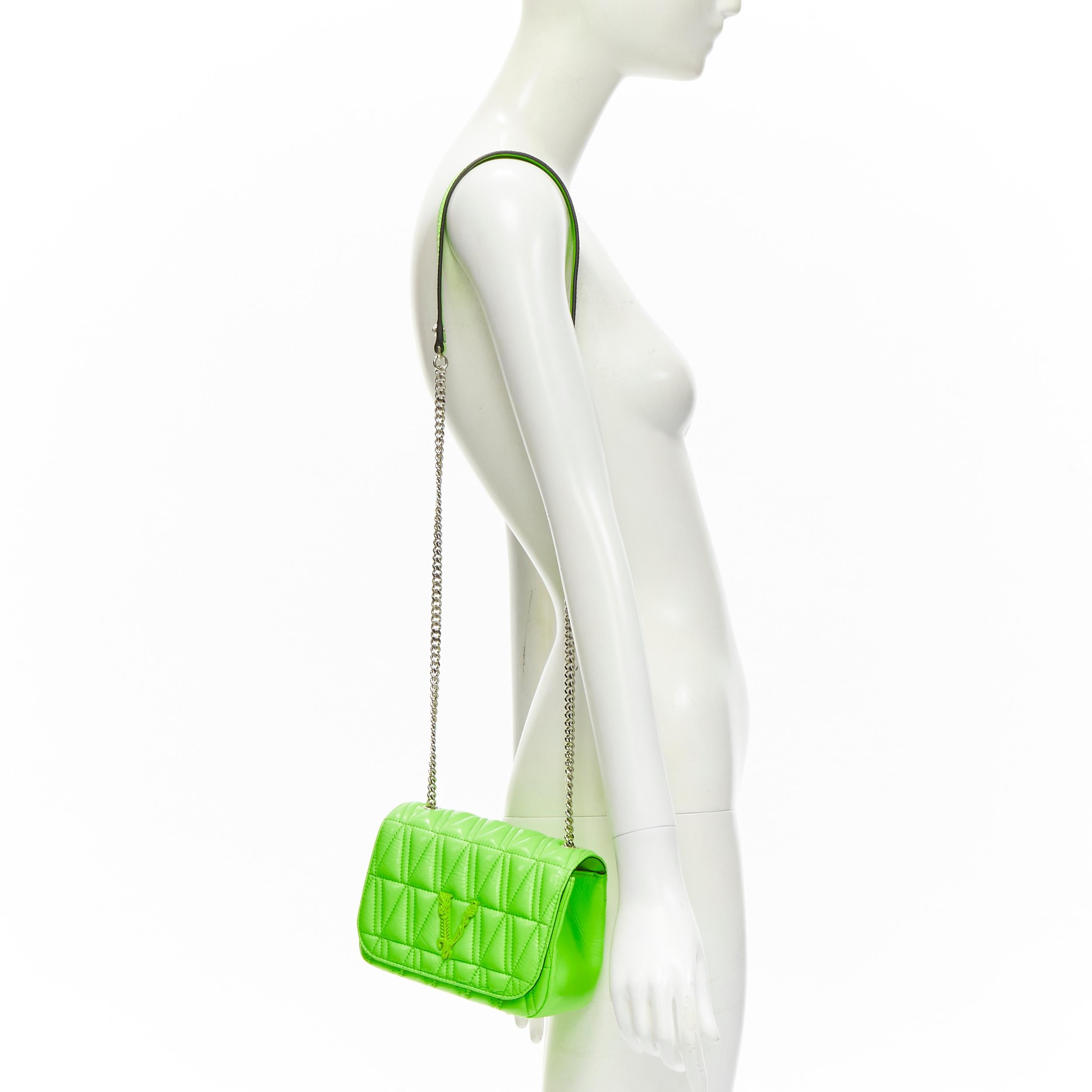 new VERSACE Virtus bright green V quilted patent leather crossbody flap bag
Reference: TGAS/C01850
Brand: Versace
Designer: Donatella Versace
Model: DBFH821 DNAPLT DAGJP
Collection: Virtus
Material: Patent Leather
Color: Green
Pattern: