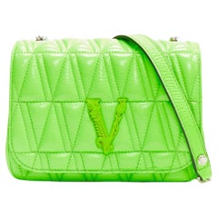 Neue VERSACE Virtus Crossbody-Klappentasche aus gestepptem Lackleder in Hellgrün