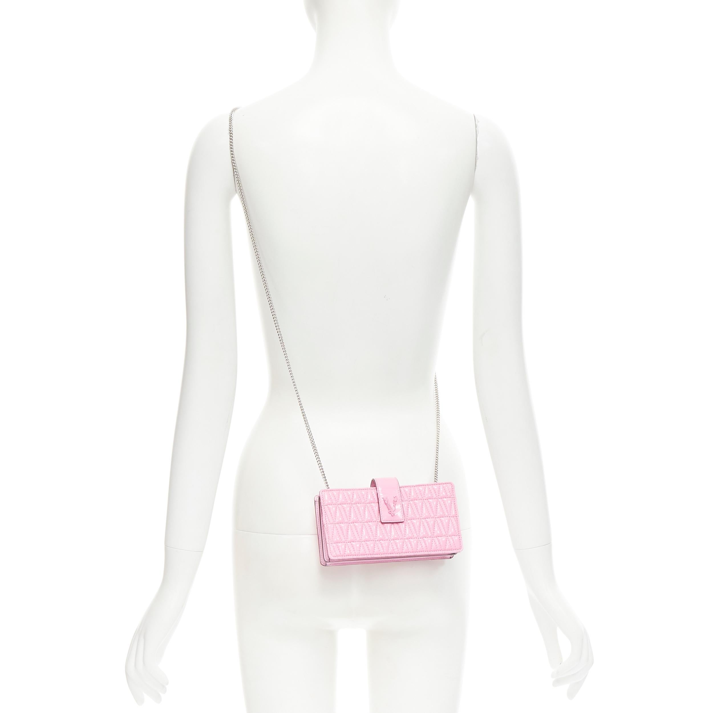 new VERSACE Virtus pink patent leather Barocco V quilted crossbody chain bag 
Reference: TGAS/C00329 
Brand: Versace 
Designer: Donatella Versace 
Model: DP8H975V DNAPL2T 1P34P 
Collection: Virtus 
Material: Patent Leather 
Color: Pink 
Pattern: