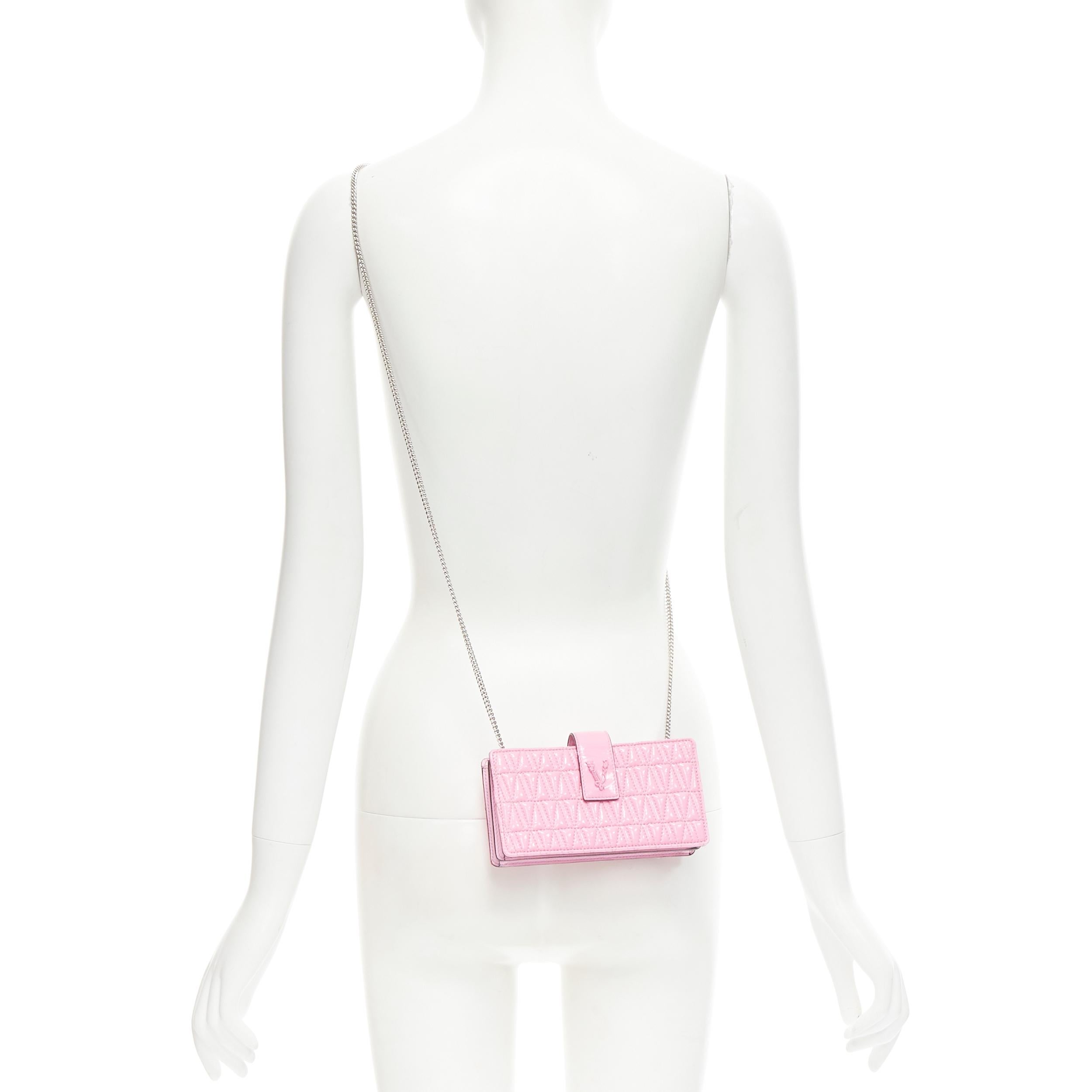 neu VERSACE Virtus Runway Barocco V gesteppte Crossbody-Tasche aus rosa Lack 
Referenz: TGAS/C00610 
Marke: Versace 
Designer: Donatella Versace 
Modell: DP8H975V DNAPL2T 1P34P 
Collection'S: Virtus Startbahn 
MATERIAL: Lackleder 
Farbe: Rosa