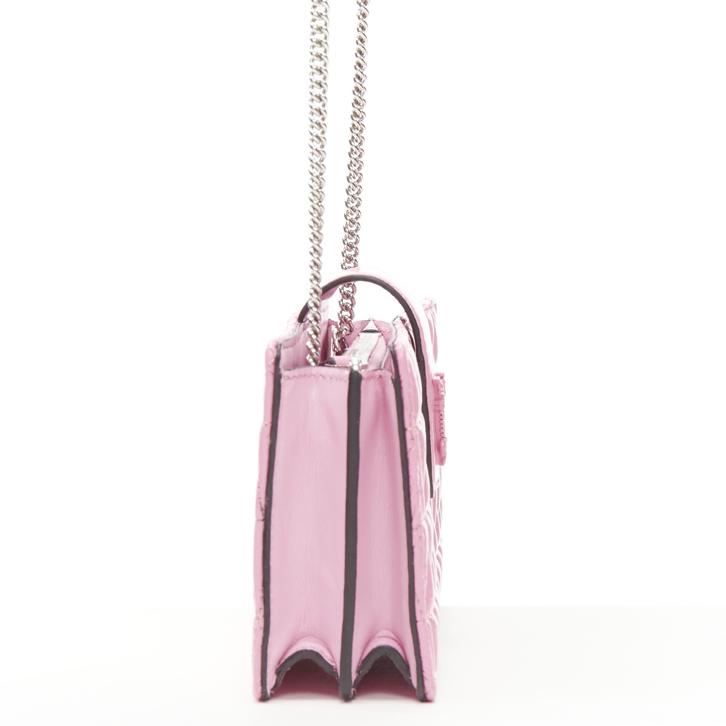 neu VERSACE Virtus Runway Barocco V gesteppte Crossbody-Tasche aus rosa Lack im Zustand „Neu“ in Hong Kong, NT