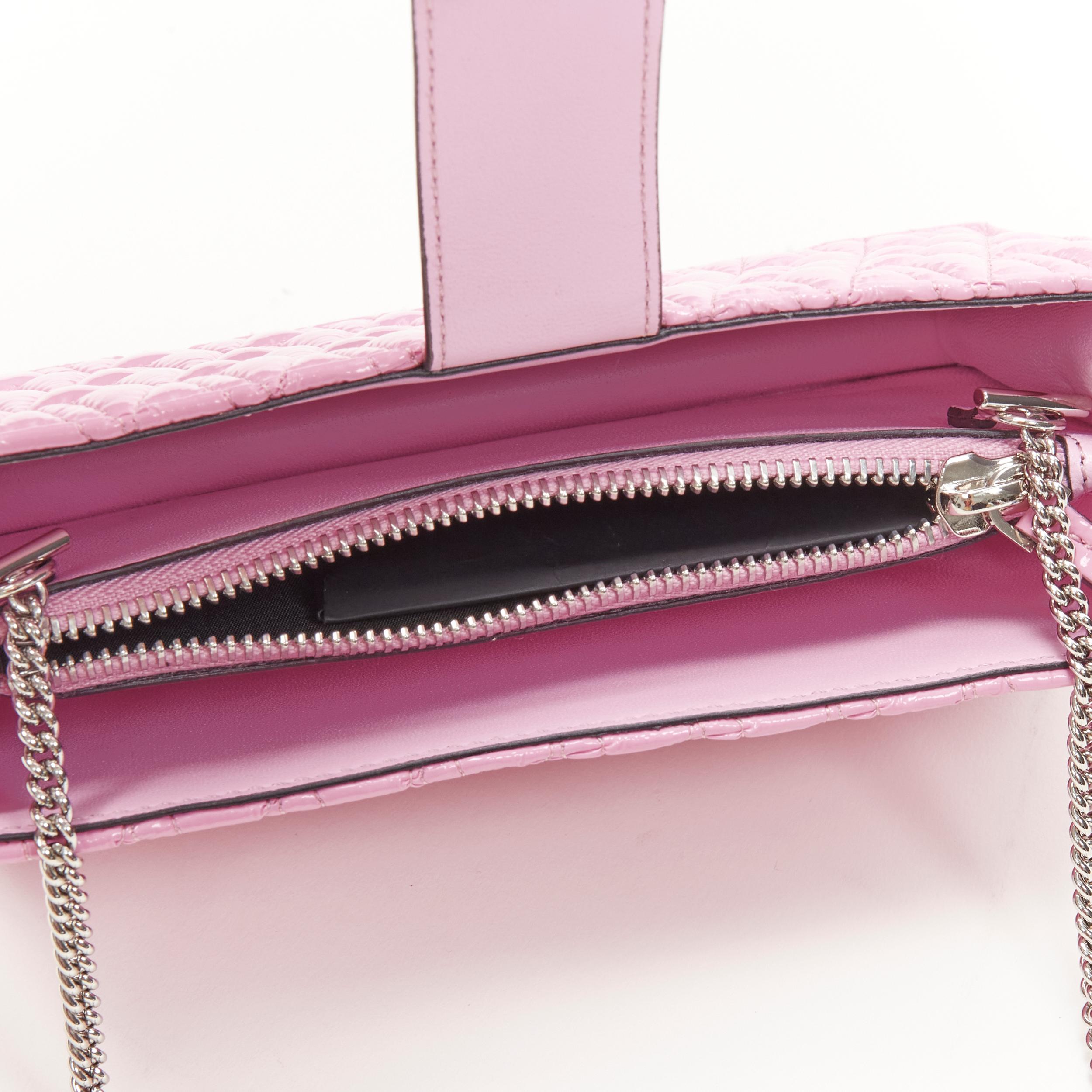 neu VERSACE Virtus Runway Barocco V gesteppte Crossbody-Tasche aus rosa Lack 3