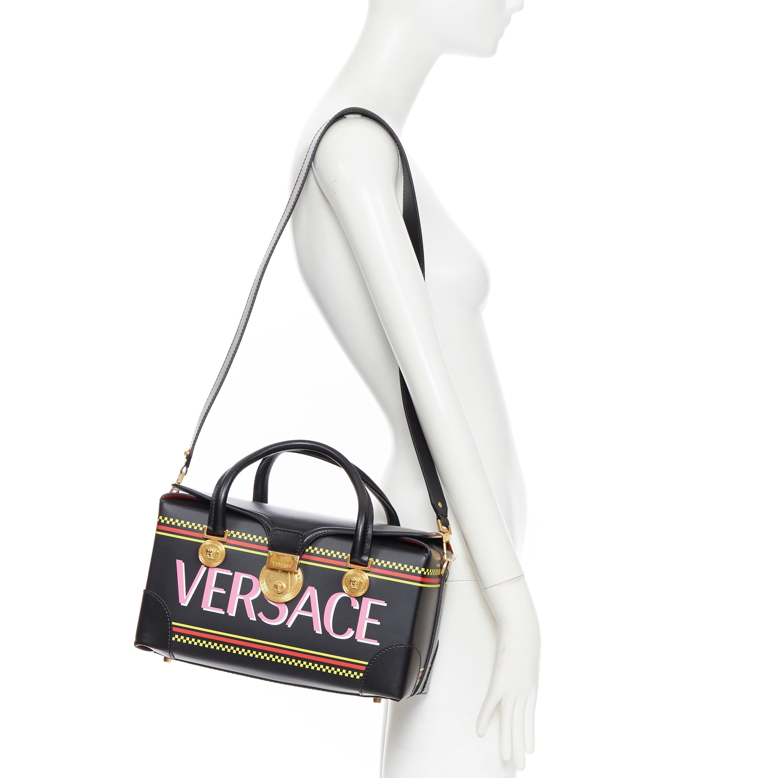 new VERSACE Vitello 90's Vintage Logo Medusa coin top handle structured box bag
Brand: Versace
Designer: Donatella Versace
Collection: 2019
Model Name / Style: 90's logo bag
Material: Leather
Color: Black
Pattern: Solid
Closure: Clasp
Lining